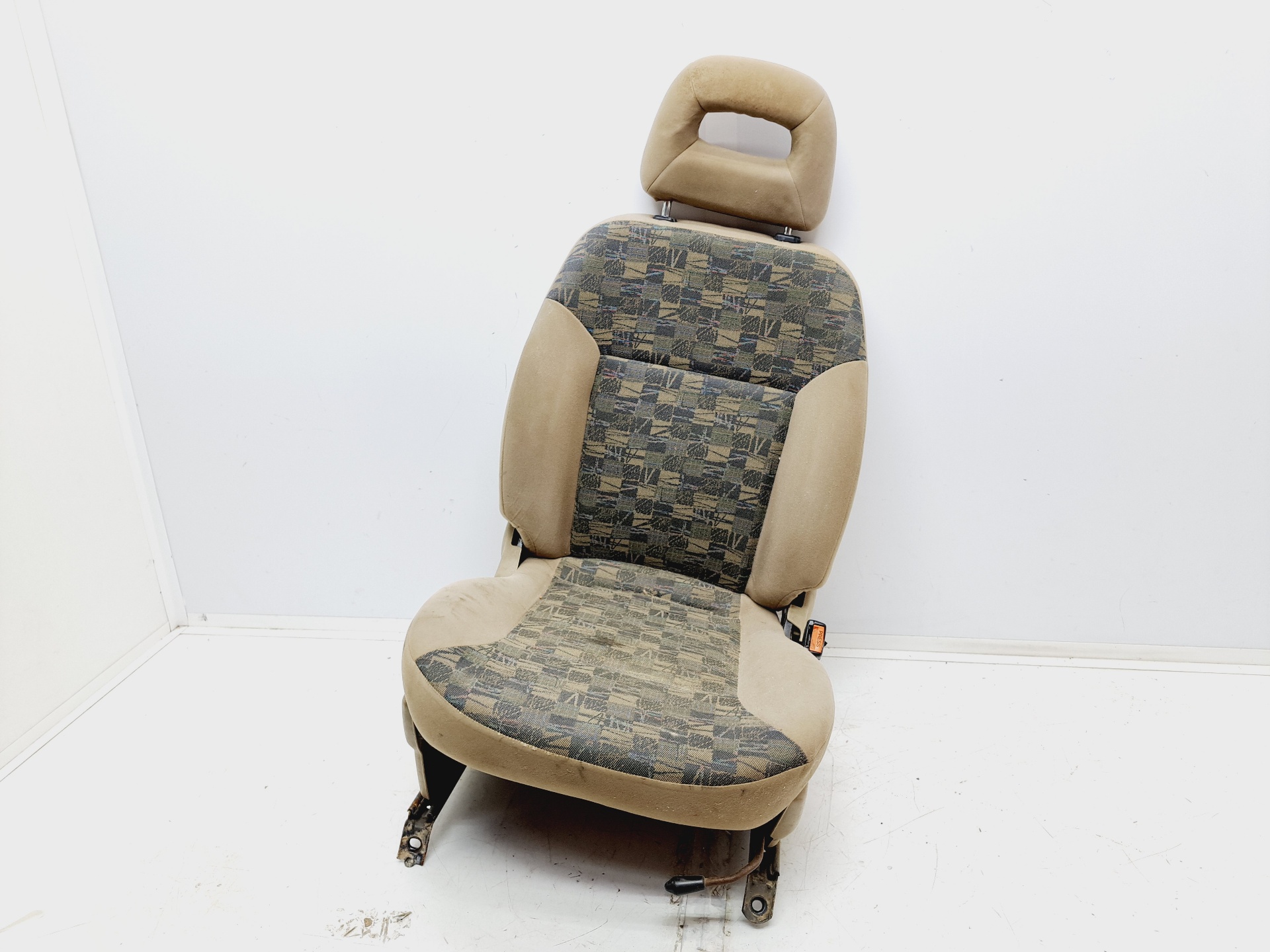 VOLVO Terrano 2 generation (1993-2006) Front Right Seat 25215259