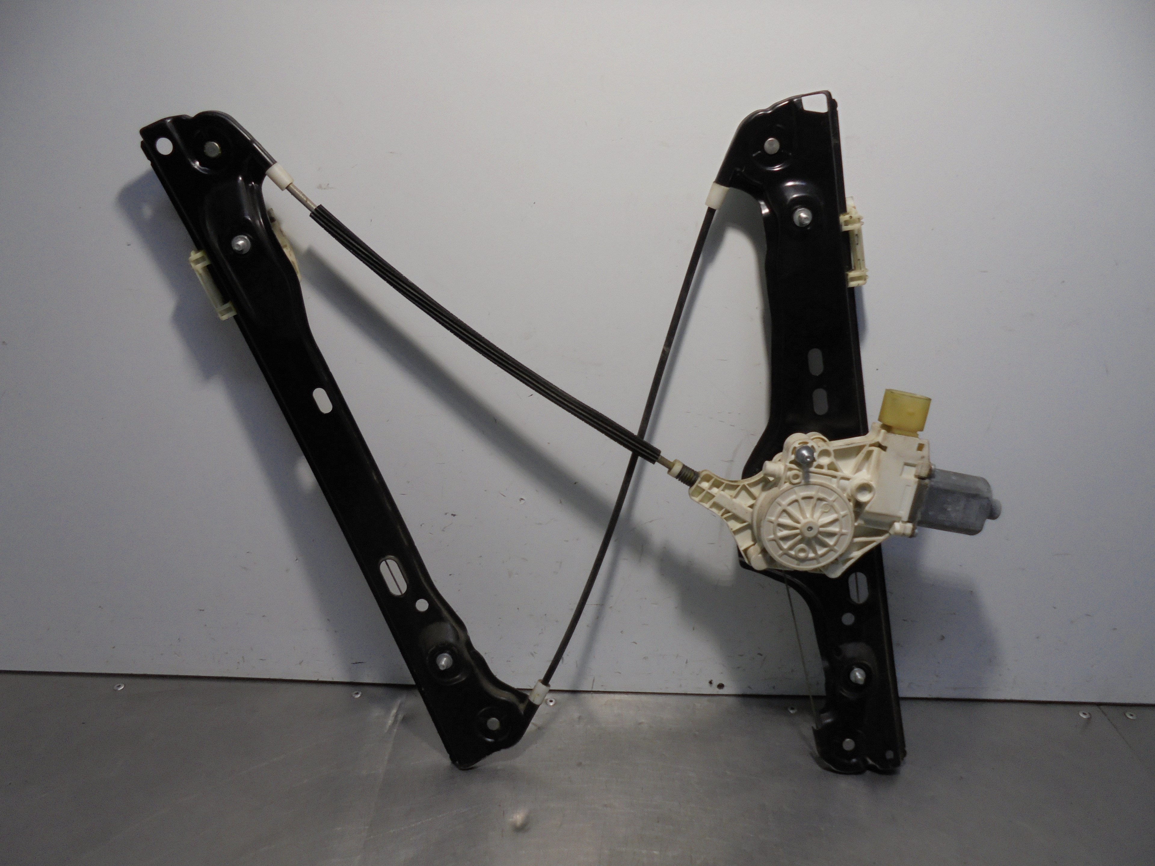 BMW 3 Series E90/E91/E92/E93 (2004-2013) Front Left Door Window Regulator 6927027 25061696