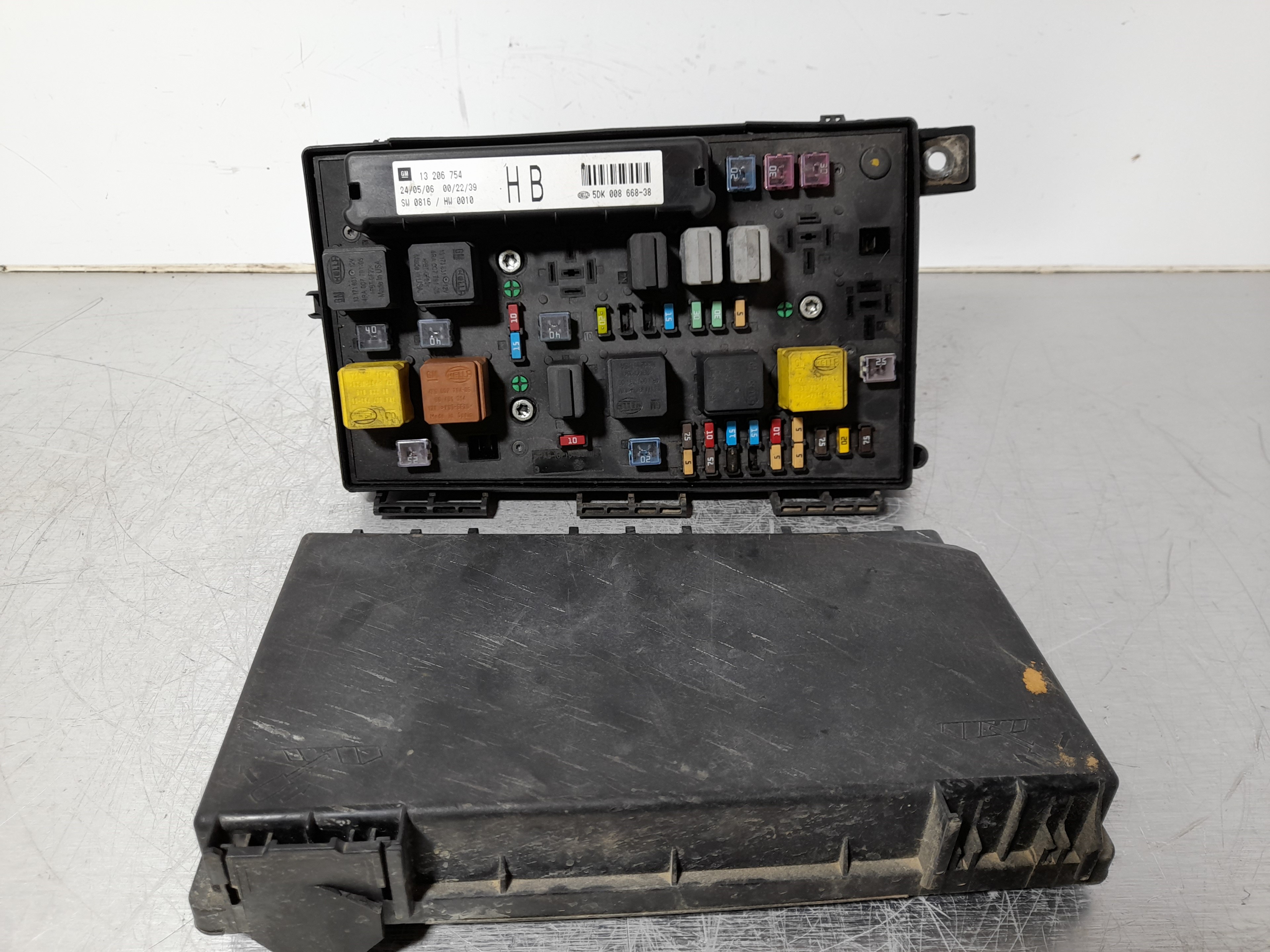 OPEL Zafira B (2005-2010) Fuse Box 13206754 25827320