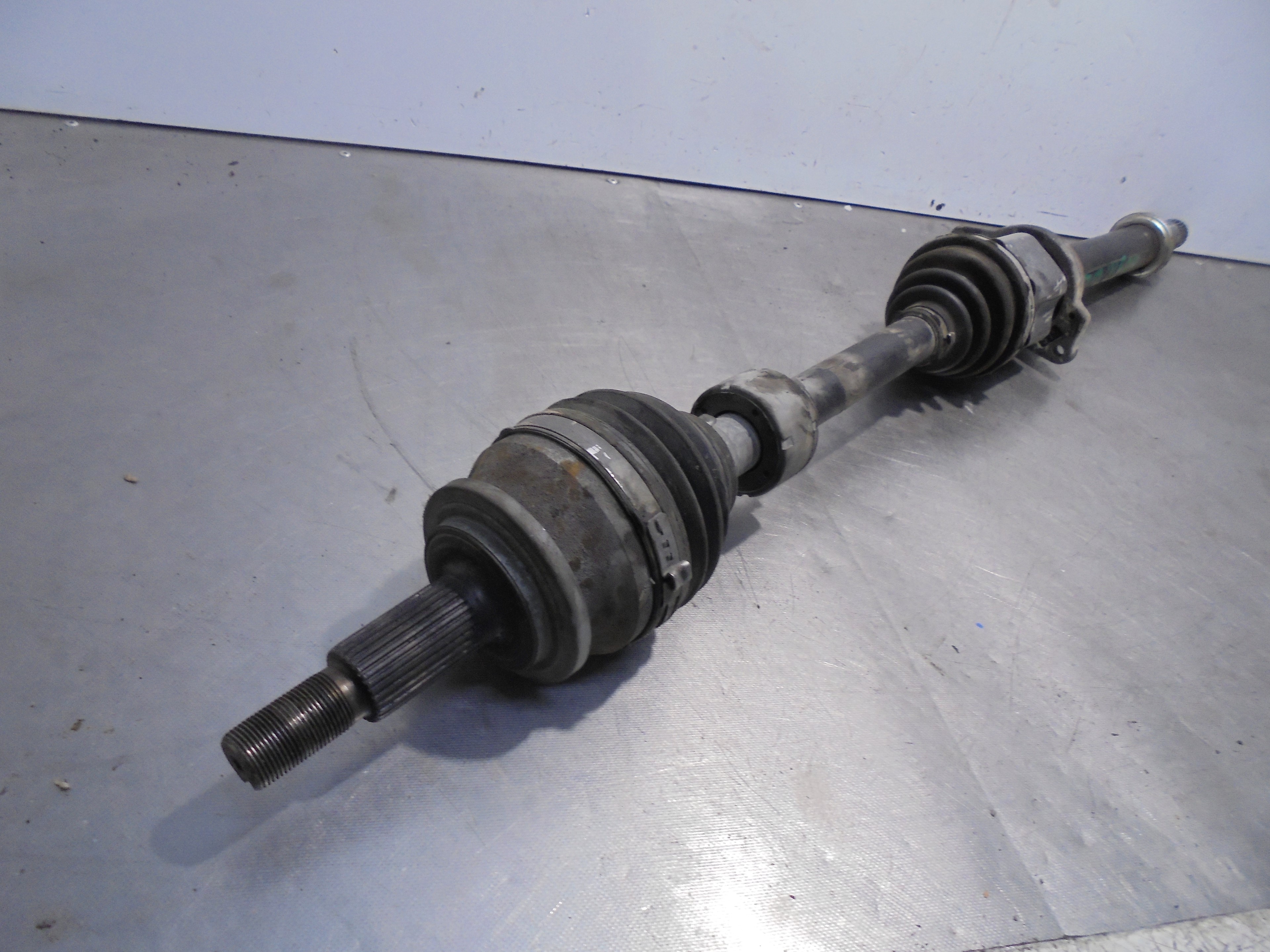 TOYOTA Avensis T27 Front Right Driveshaft 23313797