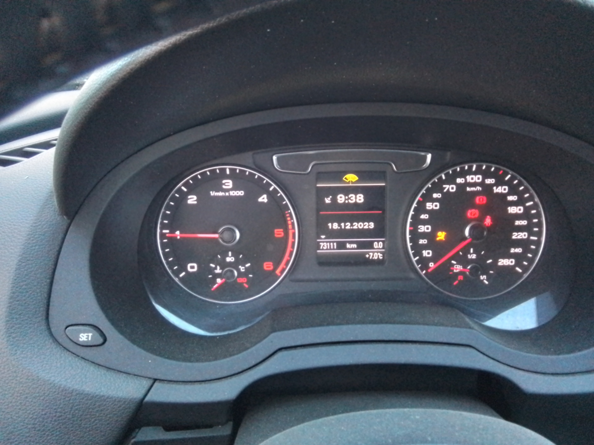 AUDI Q3 8U (2011-2020) Спідометр 8U0920940M 25896358