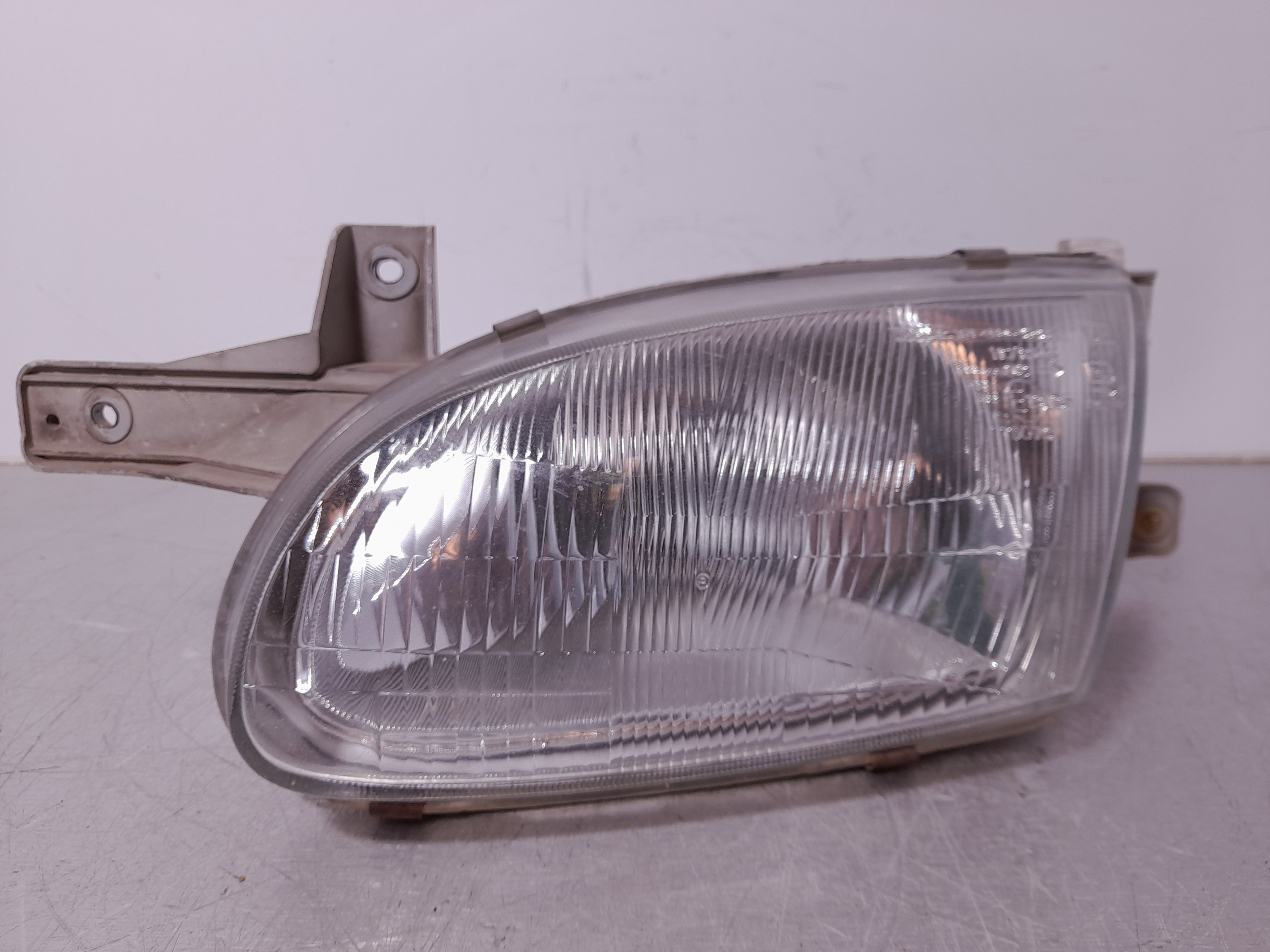 HYUNDAI Accent X3 (1994-2000) Fram vänster strålkastare 1010896 25077549