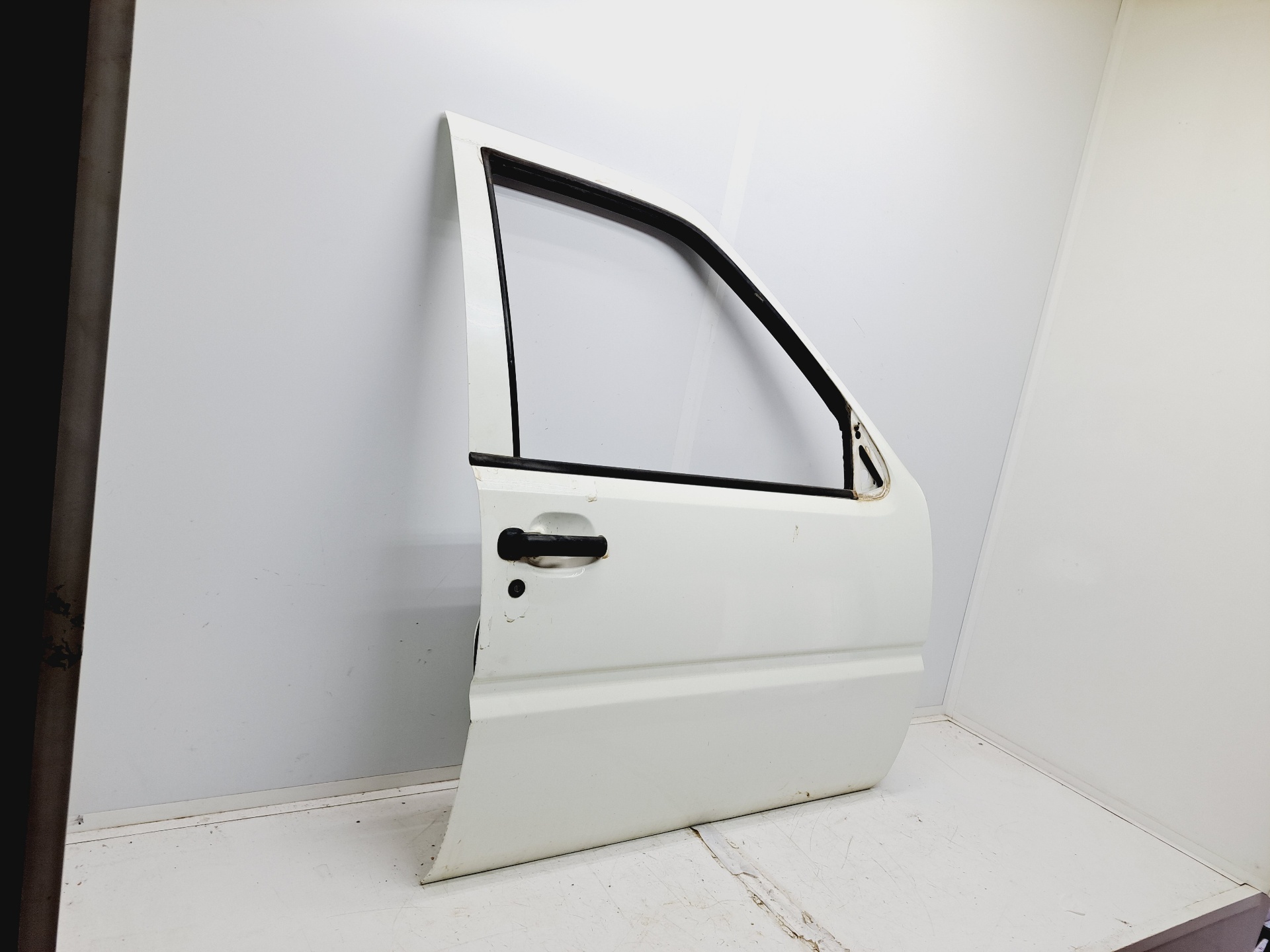 VOLVO Terrano 2 generation (1993-2006) Front Right Door 25215263