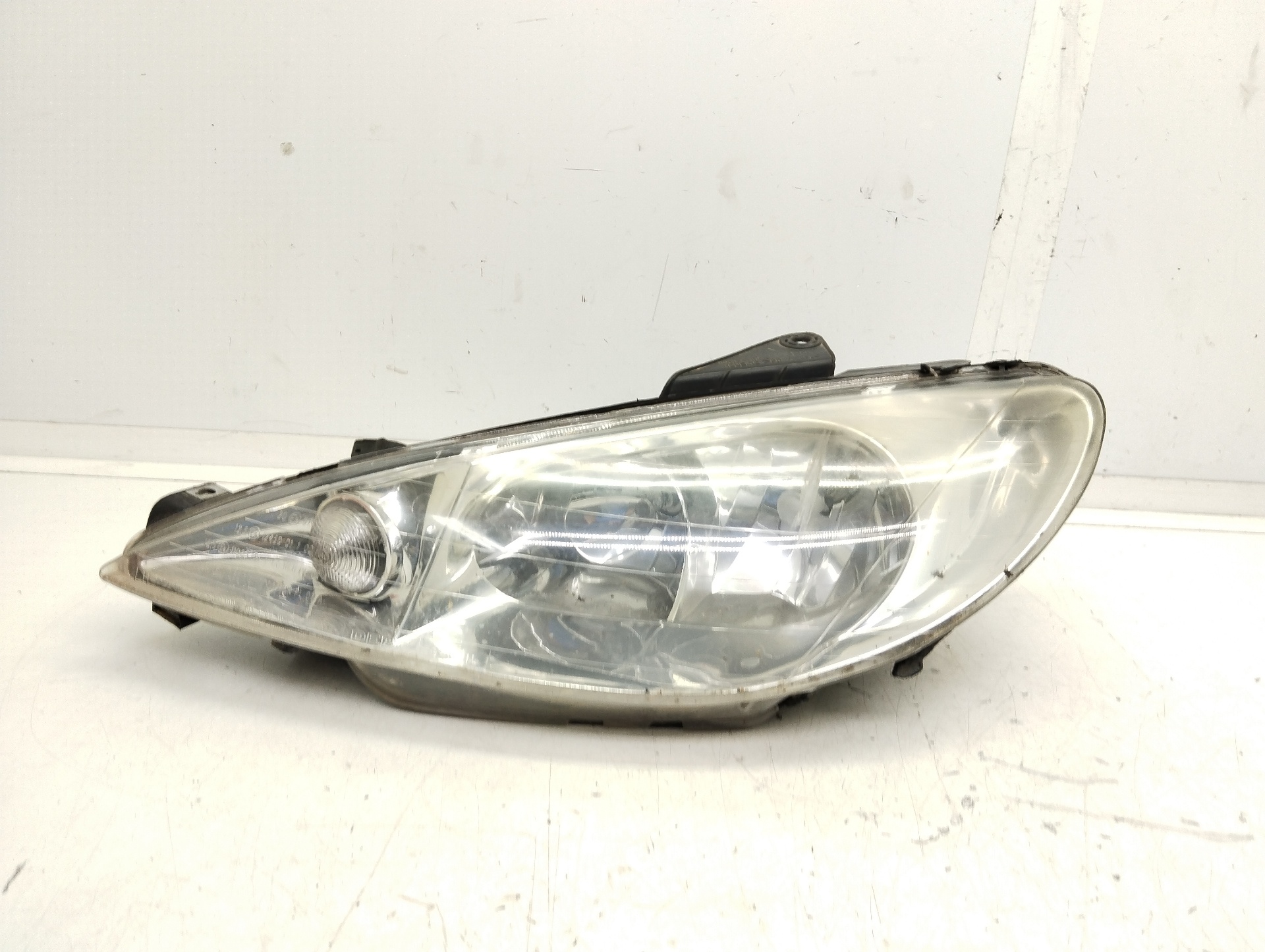 PEUGEOT Front Left Headlight 085501120L 25401034