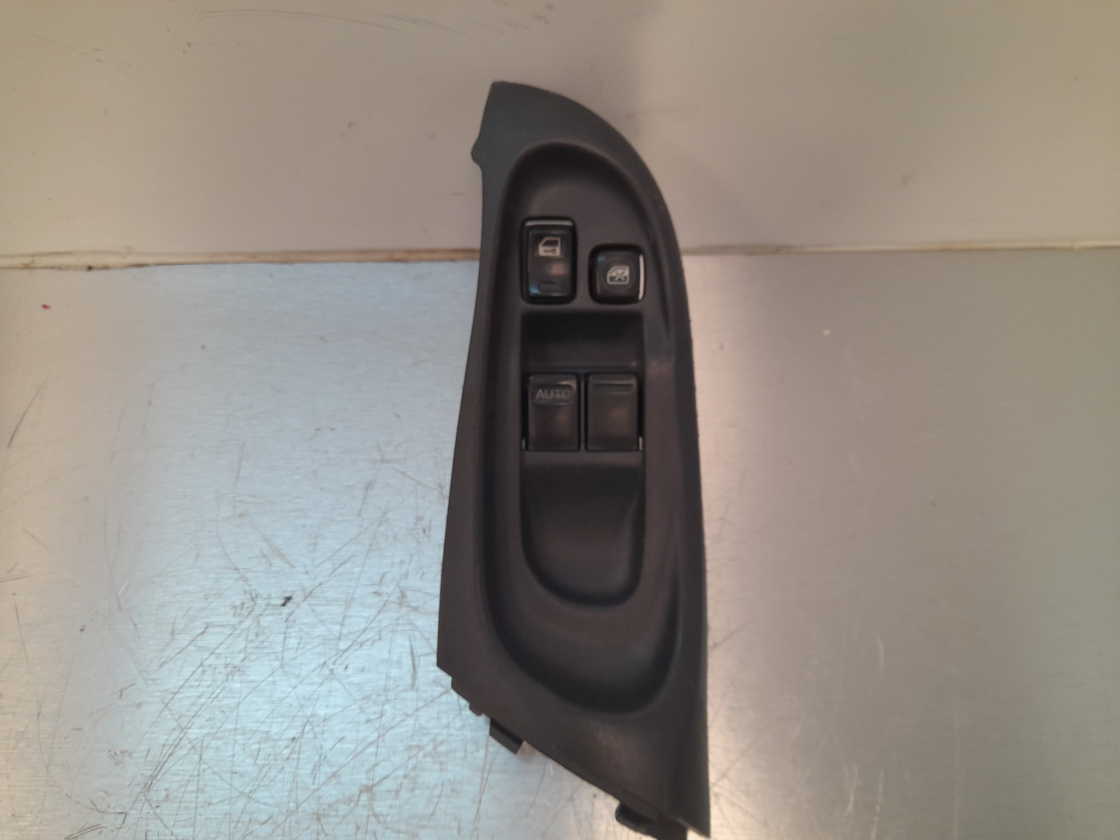 NISSAN Almera N16 (2000-2006) Кнопка вікна передньої лівої двері 80961BM500 25042320