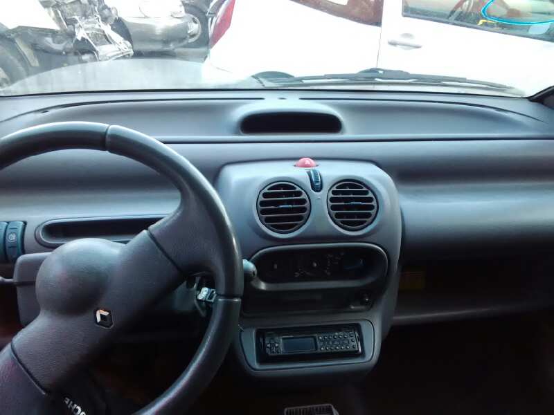 CHEVROLET Twingo 1 generation (1993-2007) Бампер передний 7700823765 18527150