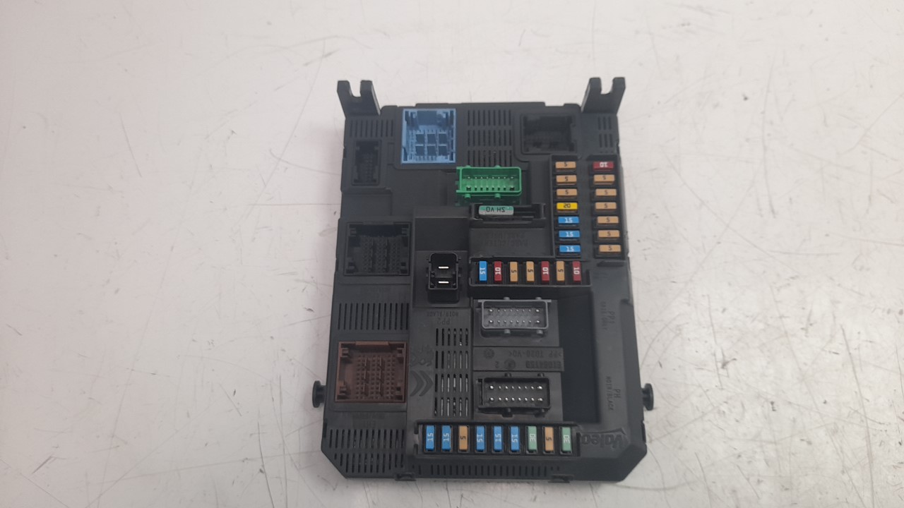 PEUGEOT 2008 1 generation (2013-2020) Fuse Box 9819850080 24048432