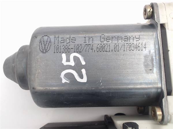 SEAT Ibiza 3 generation (2002-2008) Moteur de commande de vitre de porte avant droite 104383101 19585857