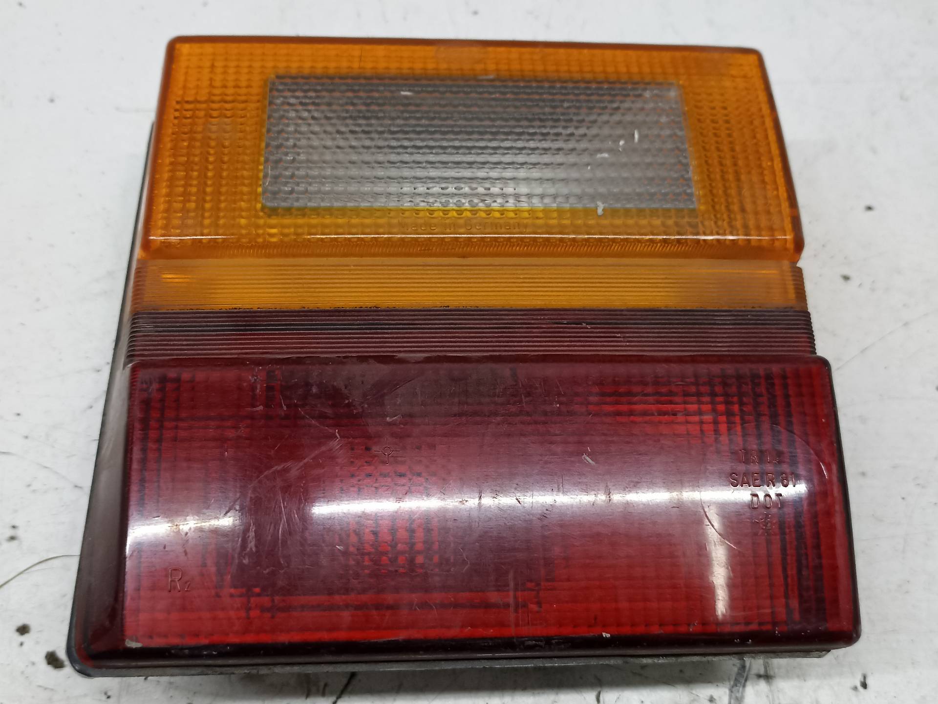 AUDI 100 S3 (1982-1990) Aizmugurējais labais lukturis 24332621