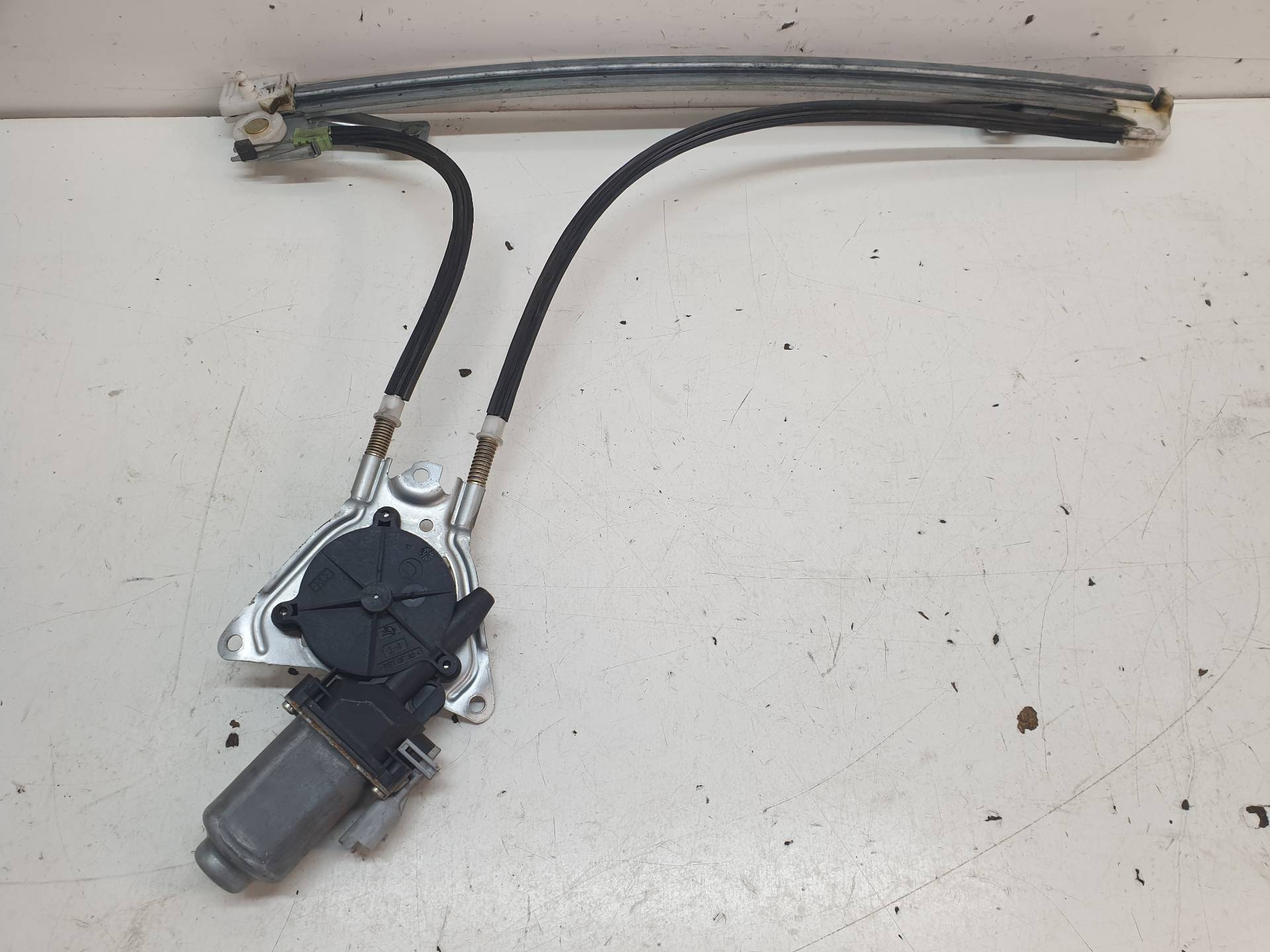 SUBARU Priekinių dešinių durų stiklo pakelėjas 9222H3 24336065