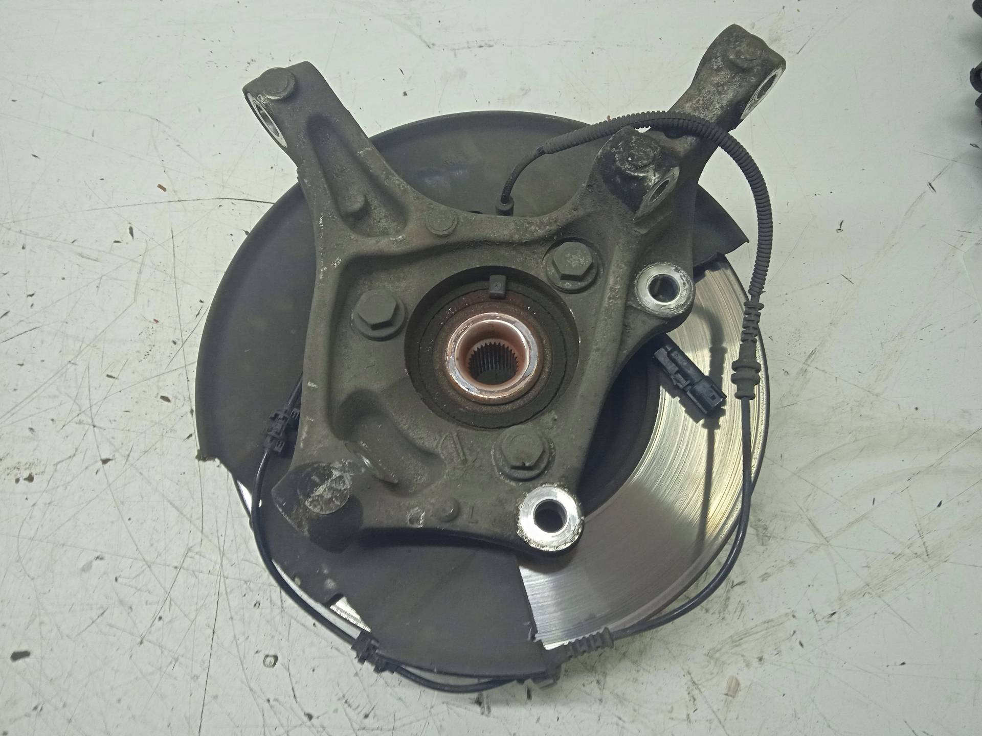 OPEL Astra K (2015-2021) Front Left Wheel Hub 39030299 24335603