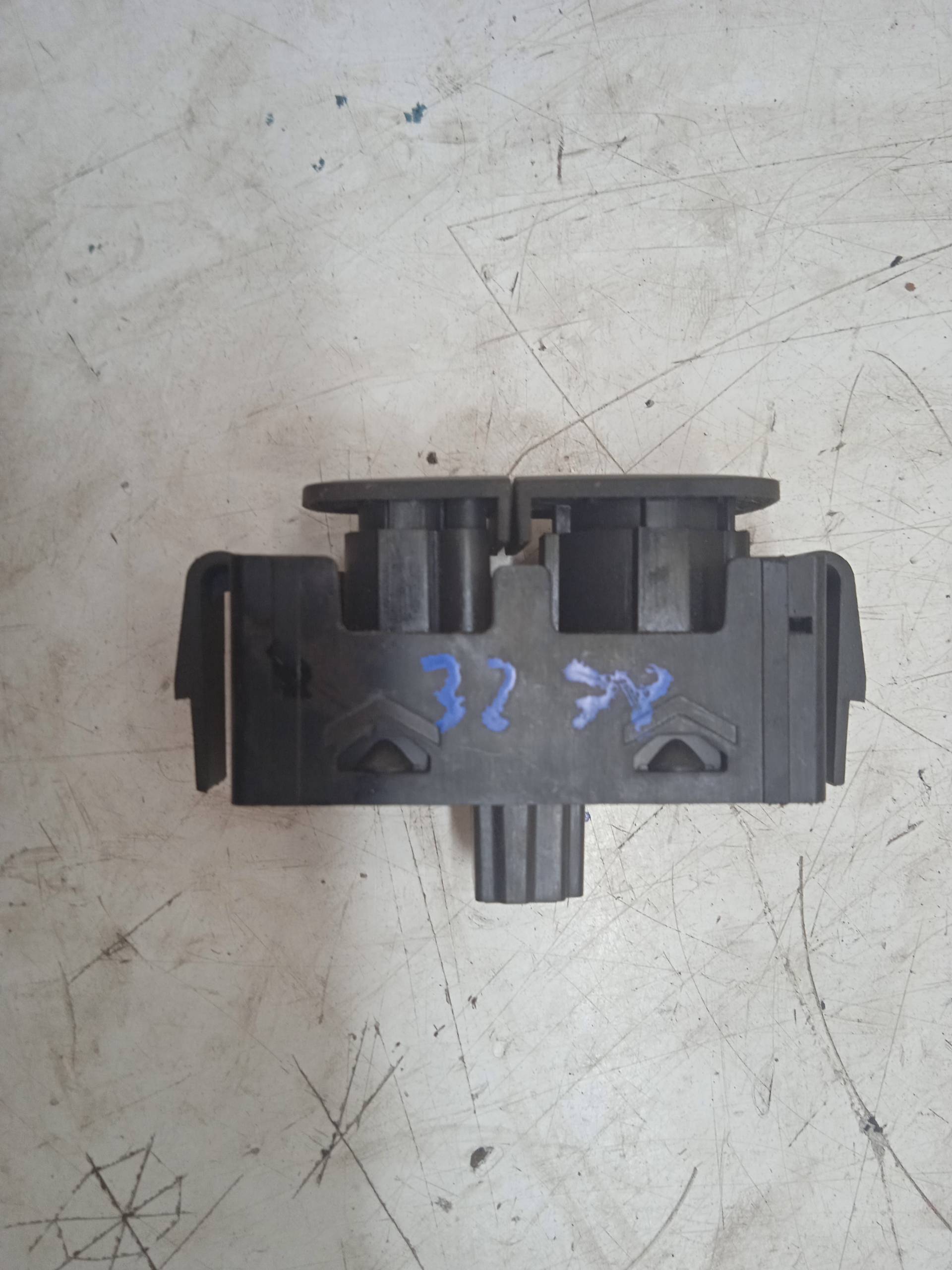 RENAULT Scenic 3 generation (2009-2015) кнопка опасности E31601 24334199