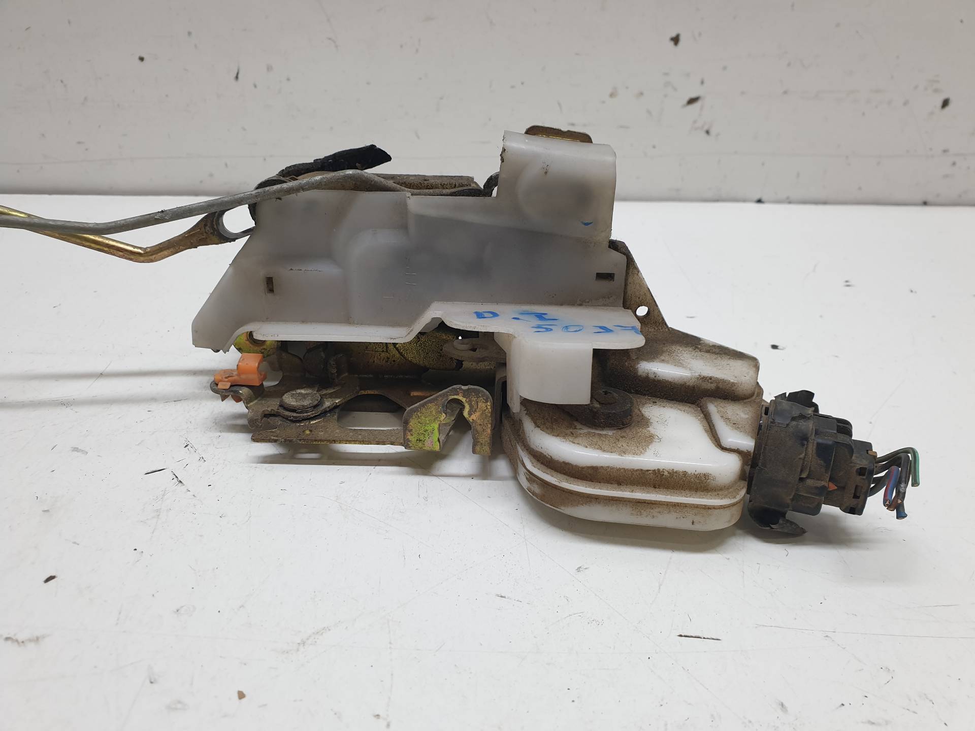 VOLKSWAGEN LT 1 generation (1975-1995) Front Left Door Lock MR512223 25570281