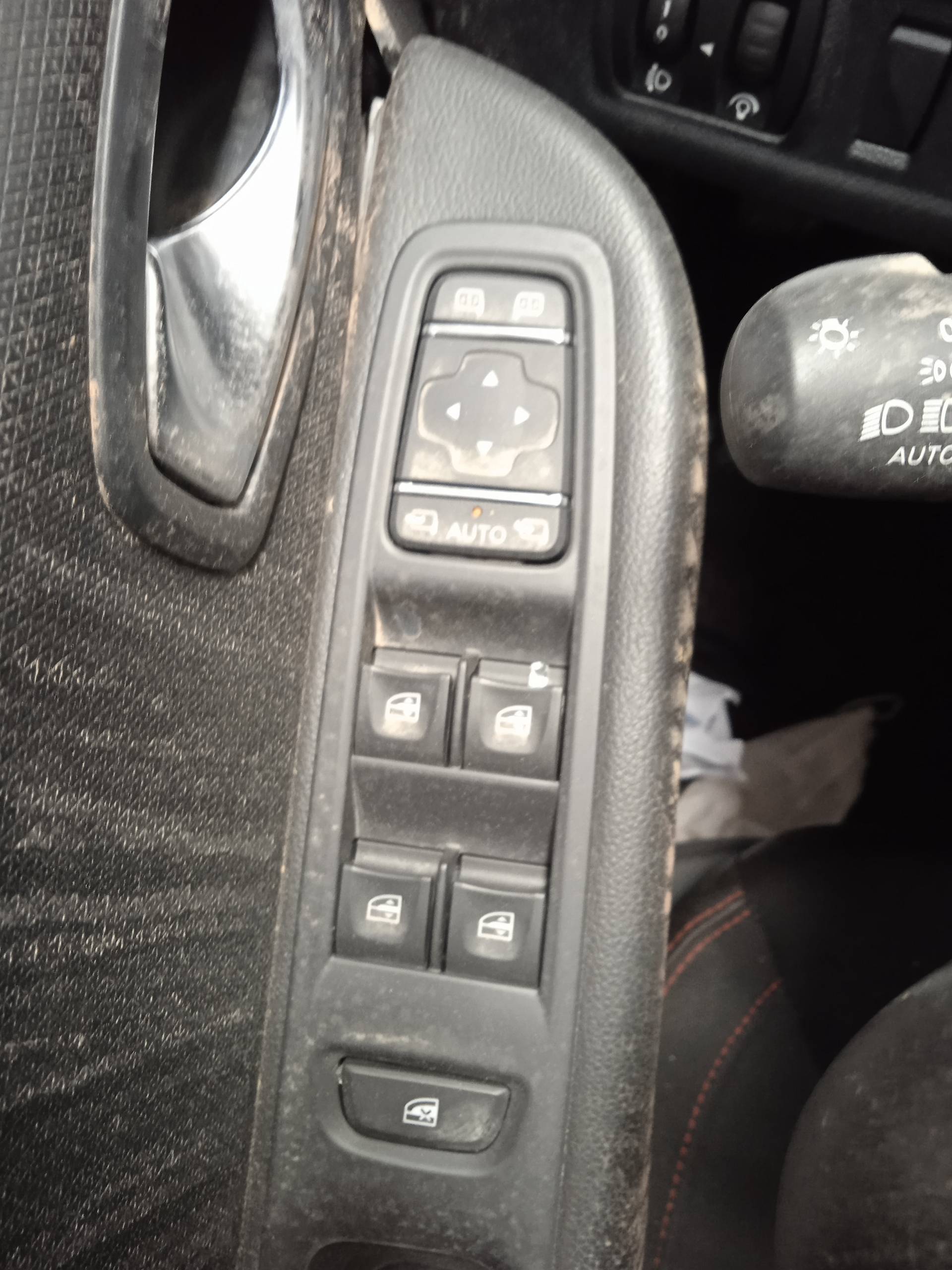 RENAULT Clio 4 generation (2012-2020) Aizmugurējā labā durvju slēdzene 825002104R 24333091