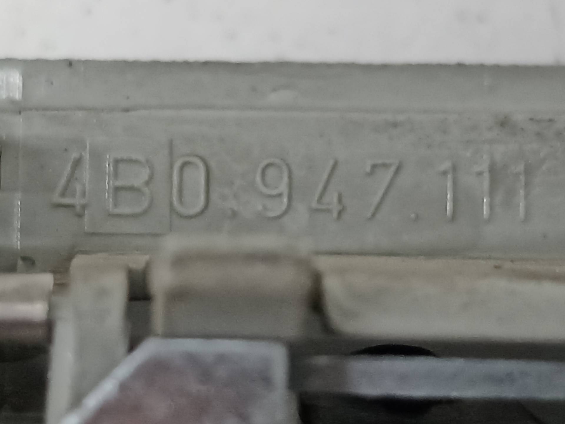 AUDI A6 C5/4B (1997-2004) Другие внутренние детали 4B0947111, 3175636106, 106 24314983