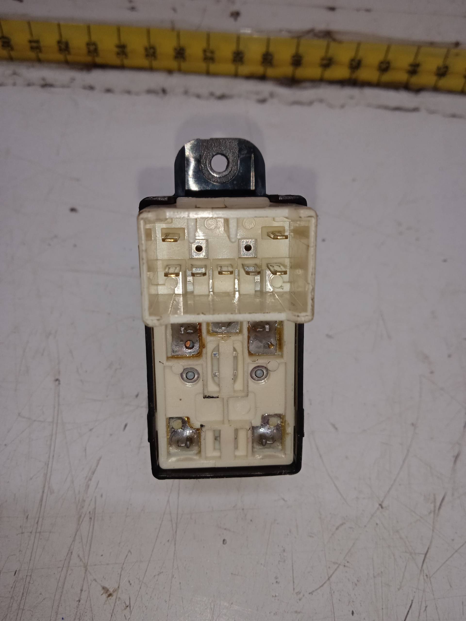 KIA Carnival UP/GQ (1999-2006) Front Right Door Window Switch 621W03620 24330329