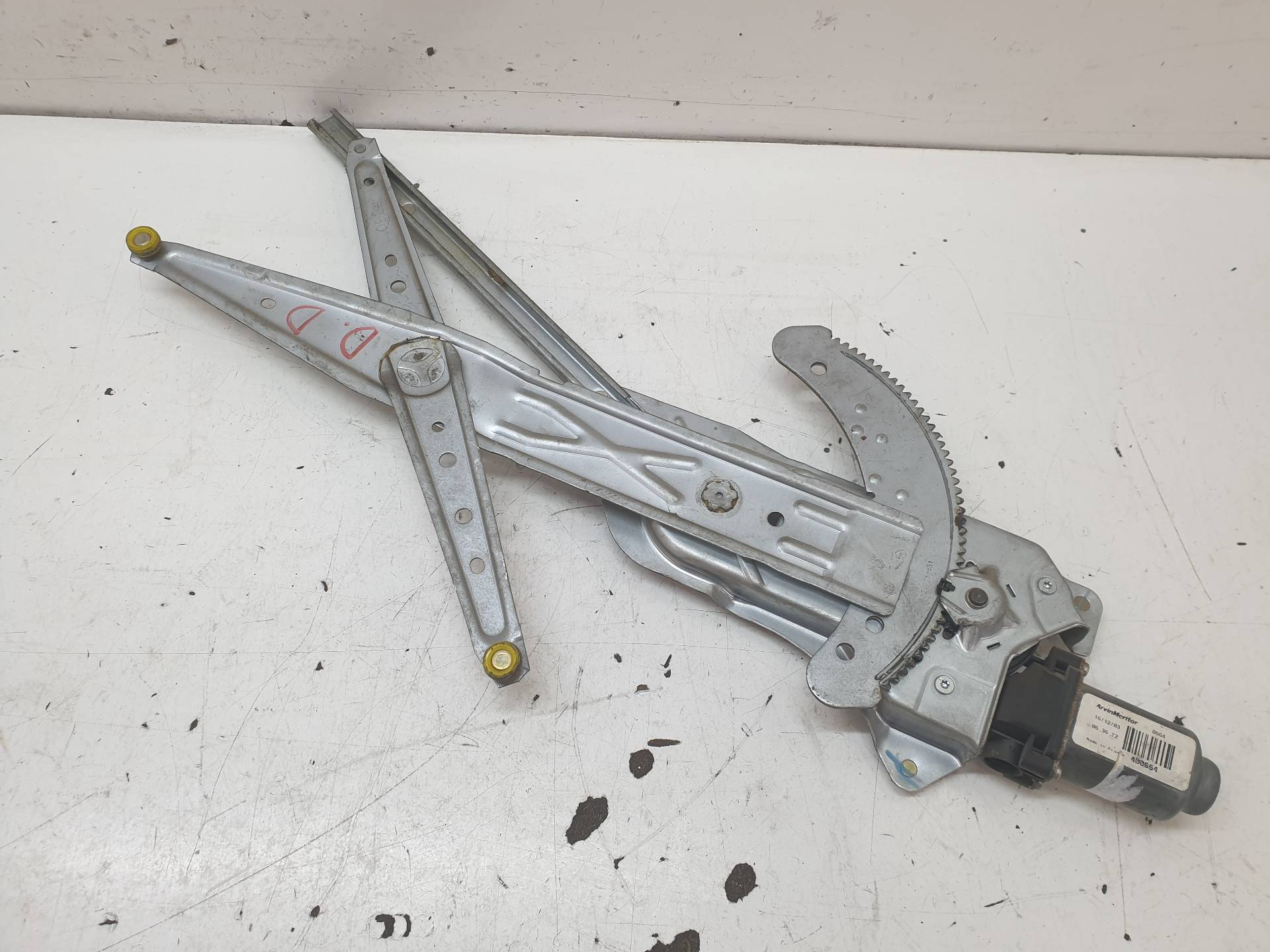 NISSAN Front Right Door Window Regulator 400664 25425217