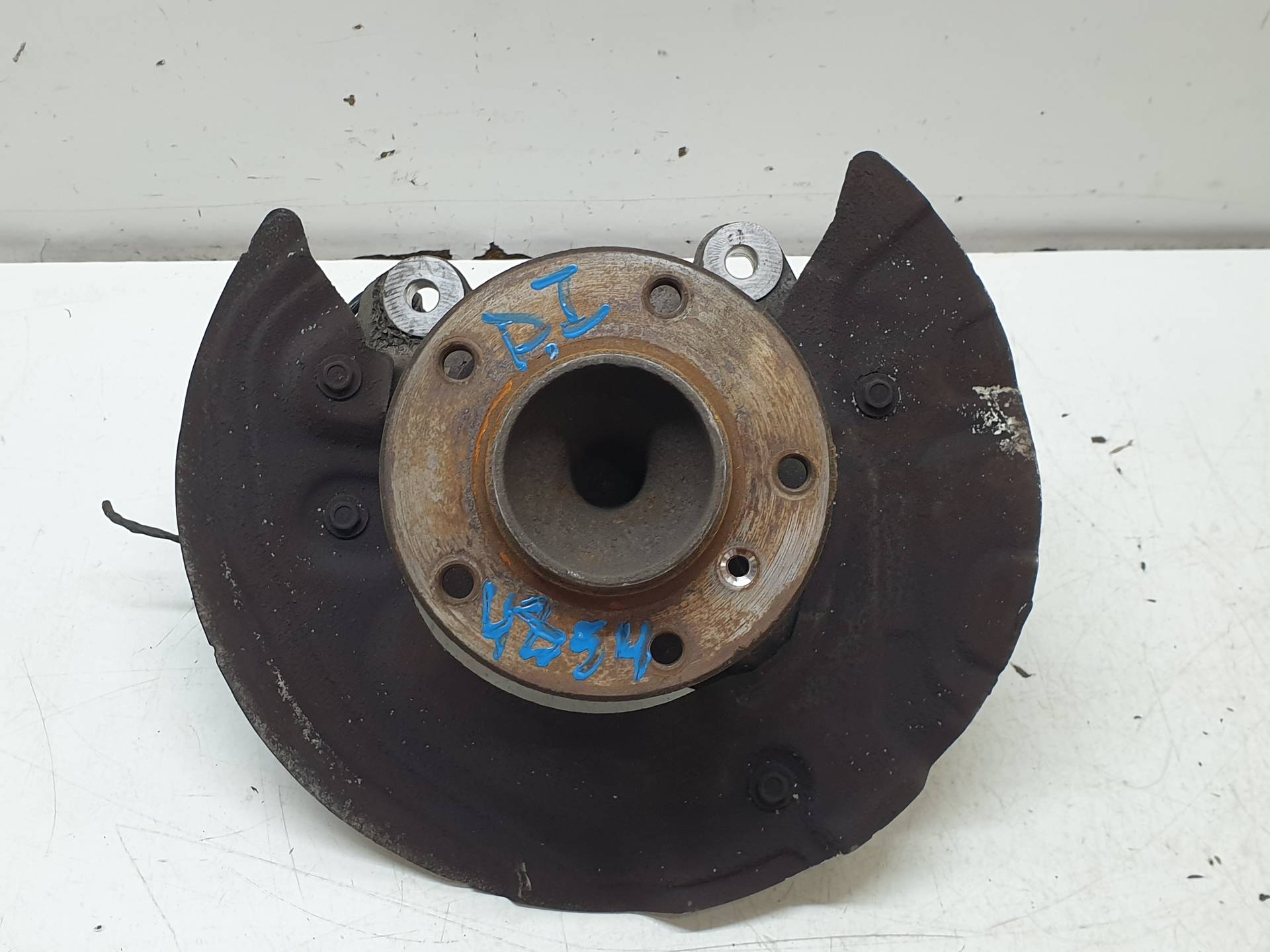 BMW 3 Series E90/E91/E92/E93 (2004-2013) Front Left Wheel Hub 31216764443 24337950