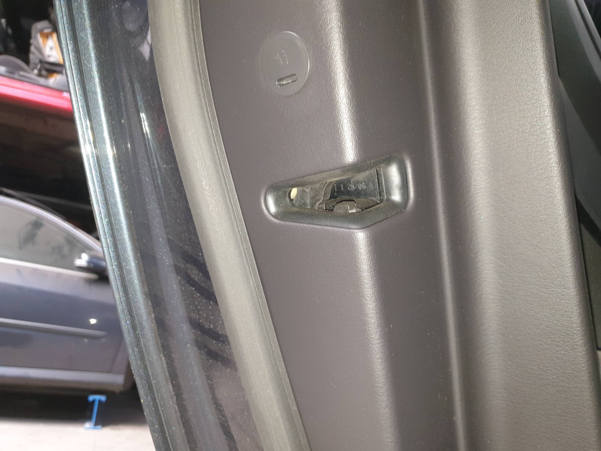 AUDI A6 C6/4F (2004-2011) Aizmugurējo kreiso durvju slēdzene 4F0839015 24339014