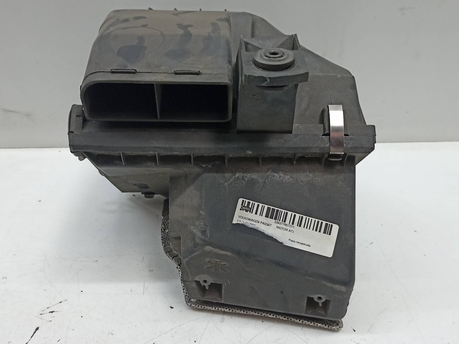 VOLKSWAGEN Passat B5 (1996-2005) Autres pièces du compartiment moteur 8D0129607 24315852