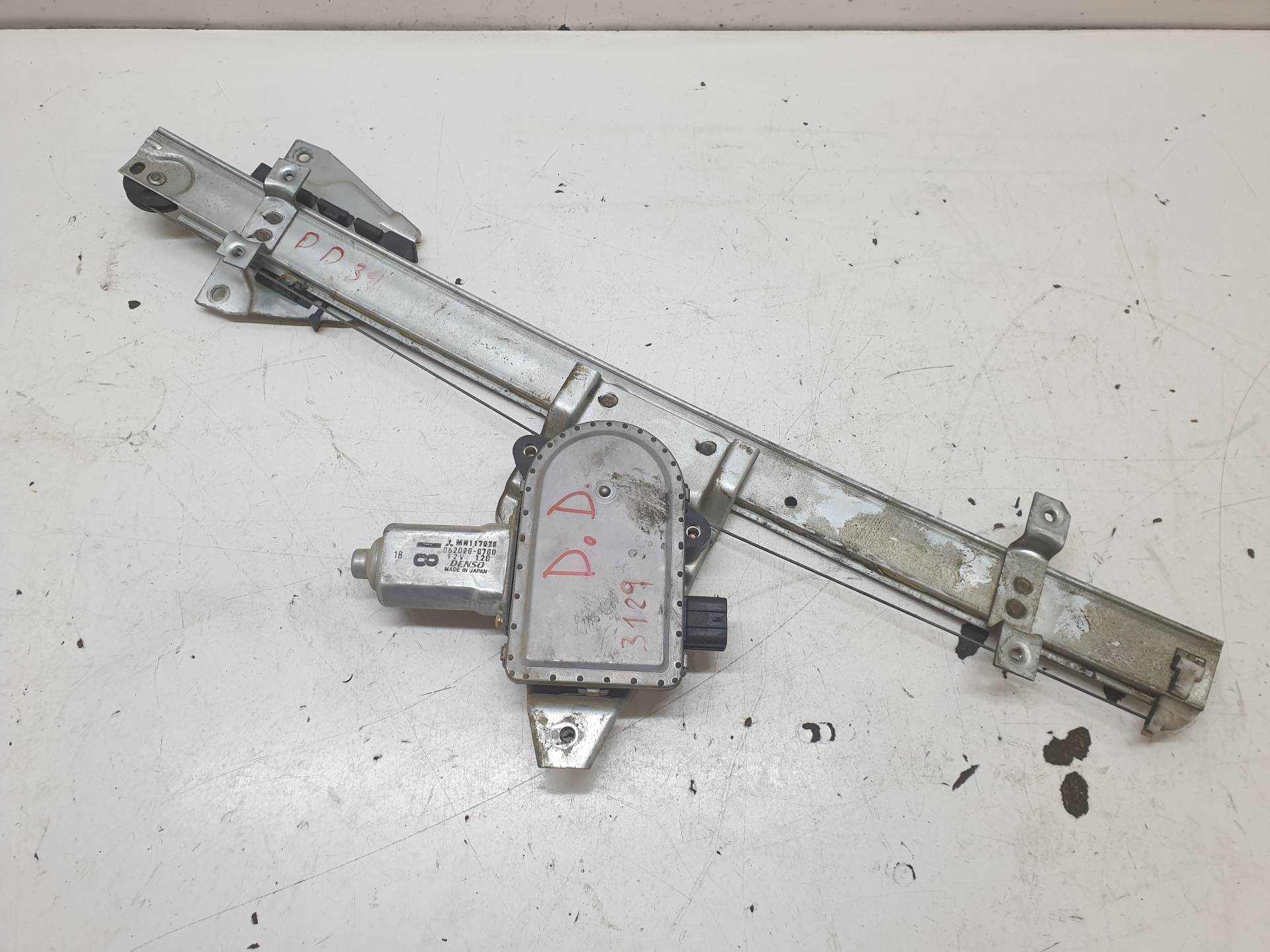 VOLKSWAGEN LT 1 generation (1975-1995) Front Right Door Window Regulator MN117078 25429084