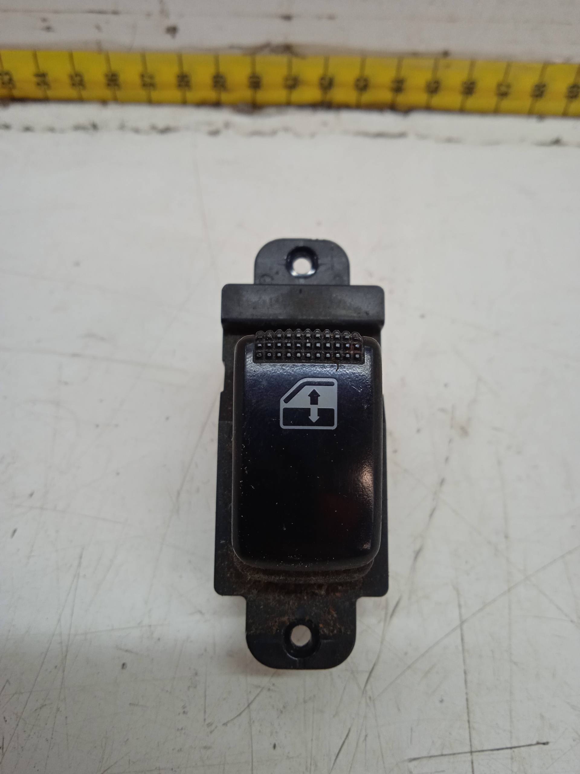 KIA Carnival UP/GQ (1999-2006) Front Right Door Window Switch 621W03620 24330329