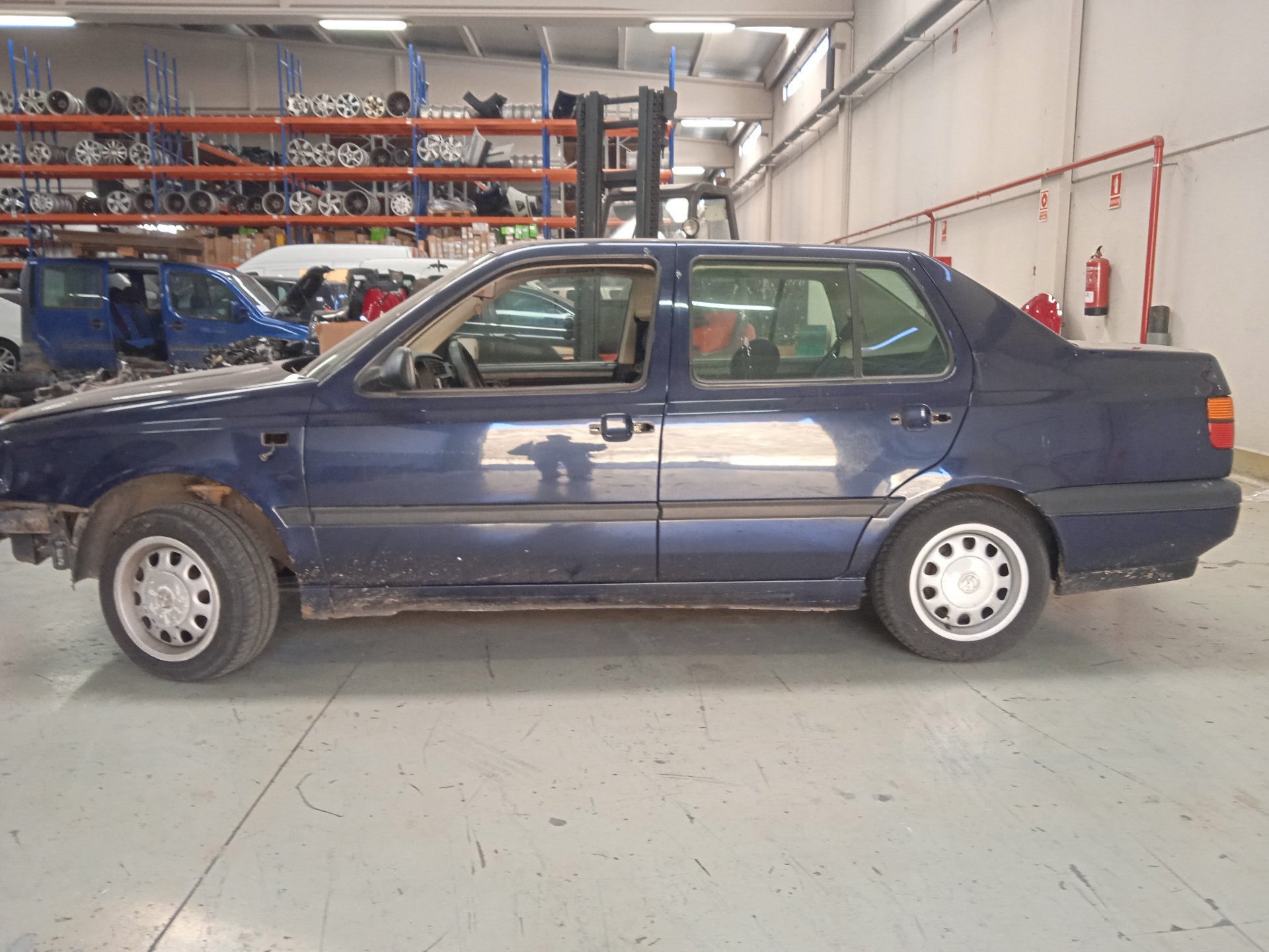 VOLKSWAGEN Vento 1 generation (1992-1998) Стъклоповдигач на задна лява врата 1H4839401E 24331700