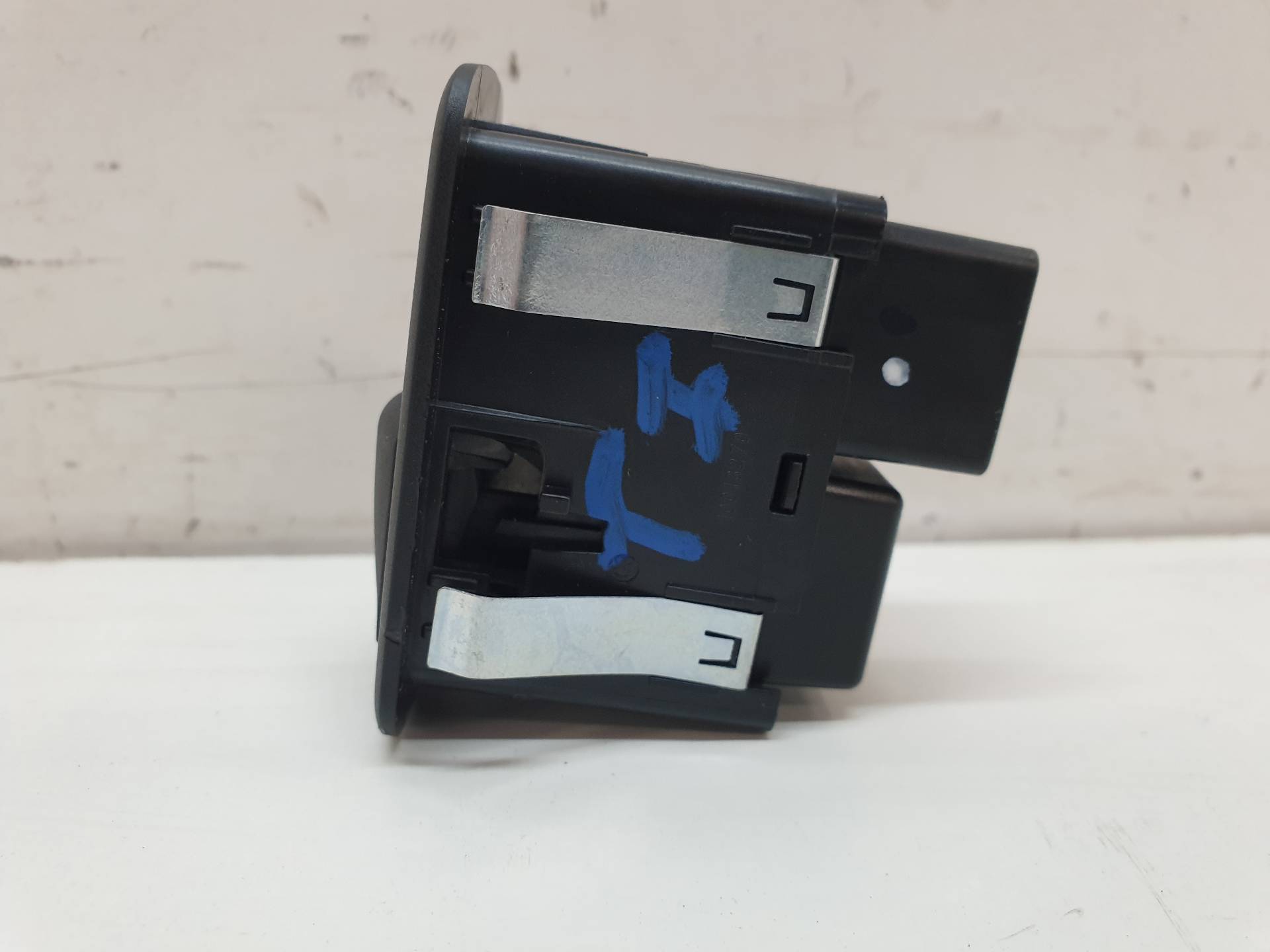 LANCIA Thema 2 generation (2011-2014) Кнопка стеклоподъемника задней правой двери 56046832AB 24338542