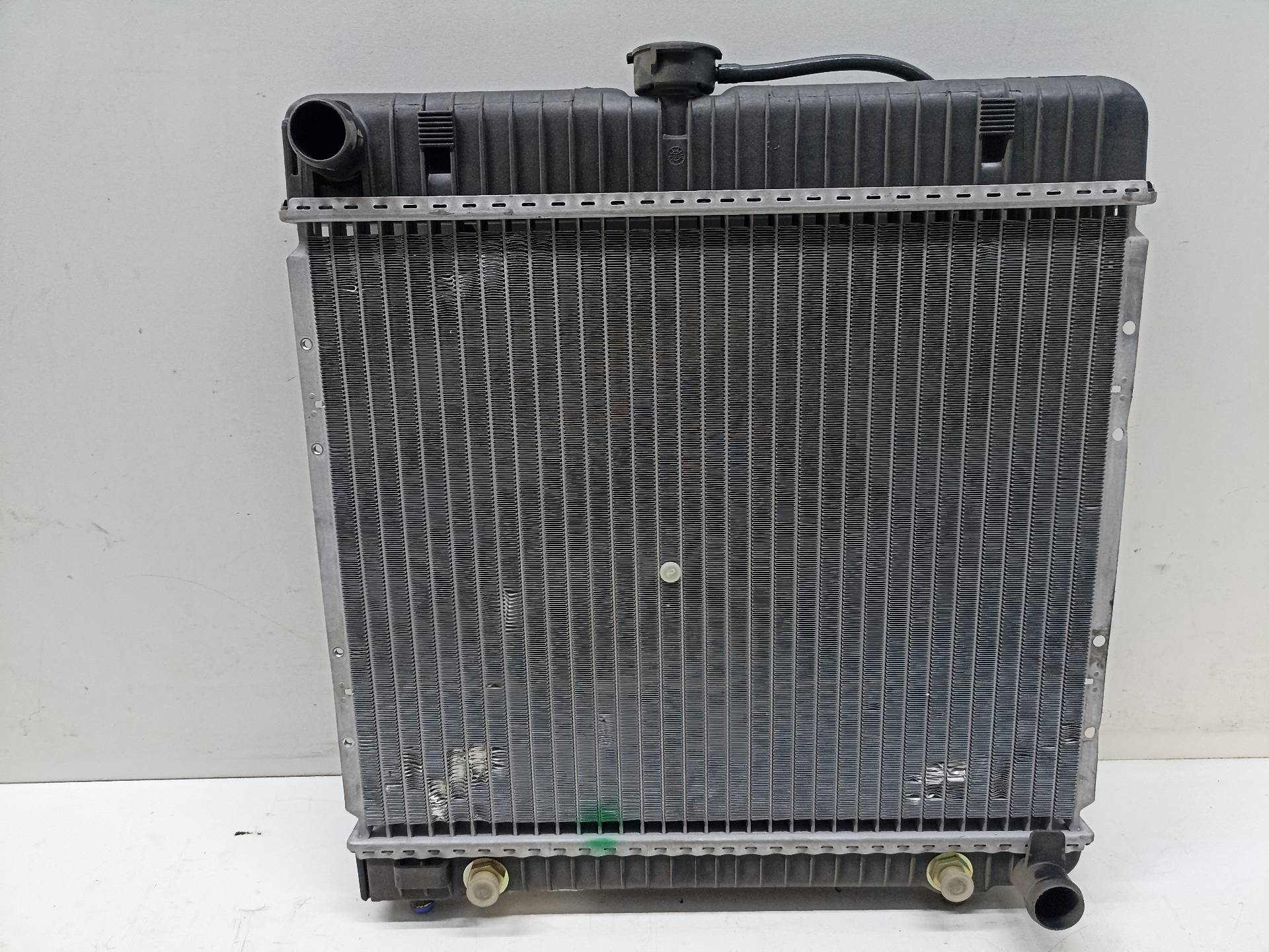 MERCEDES-BENZ W124 1 generation (1984-1994) Klimatizační radiátor 8MK376710541 24336624