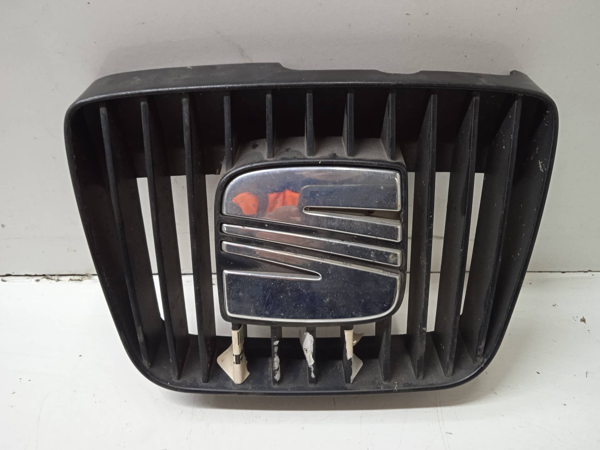 SEAT Cordoba 1 generation (1993-2003) Priekinės radiatoriaus grotelės 6K0853654D, 334164569168, 168 24315682