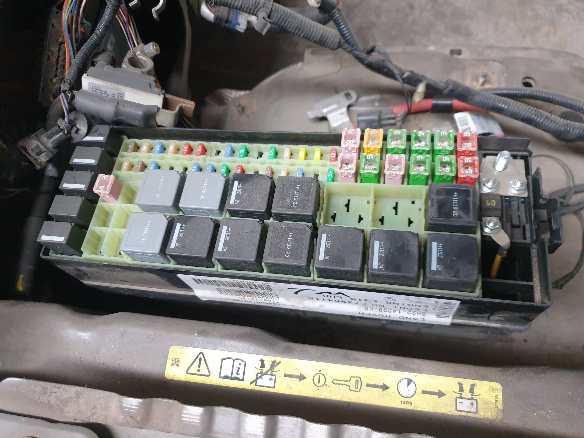 LAND ROVER Discovery 4 generation (2009-2016) Fuse Box BH2214290KB 24339144