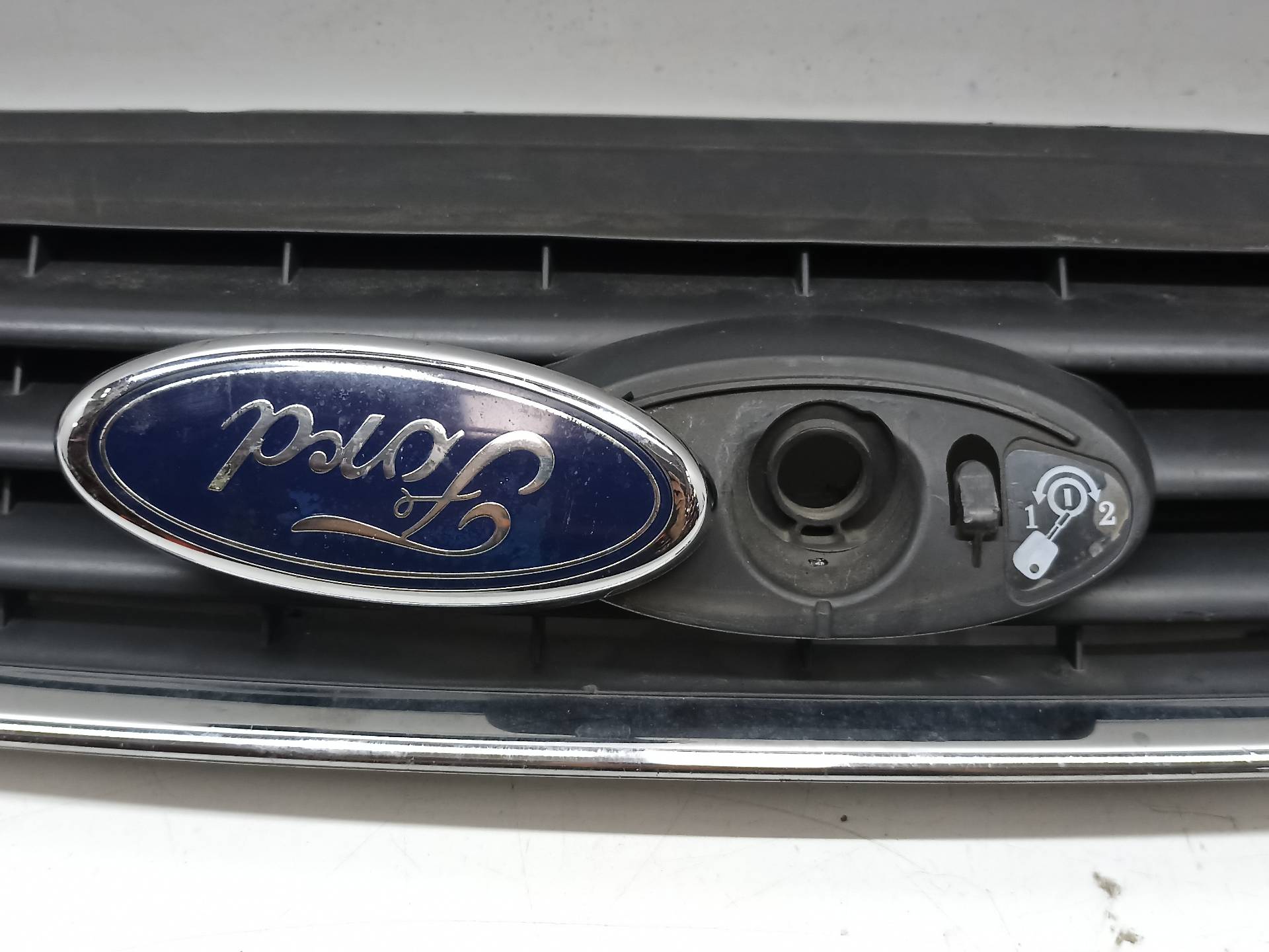 FORD Kuga 2 generation (2013-2020) Priekinės radiatoriaus grotelės 8V41R7081A 24334425