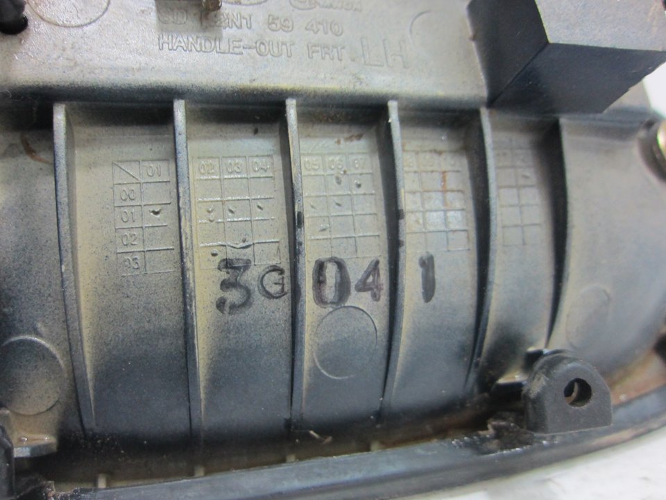 KIA Carens 2 generation (2002-2006) Priekinių kairių durų išorinė rankenėlė 30041 24960861