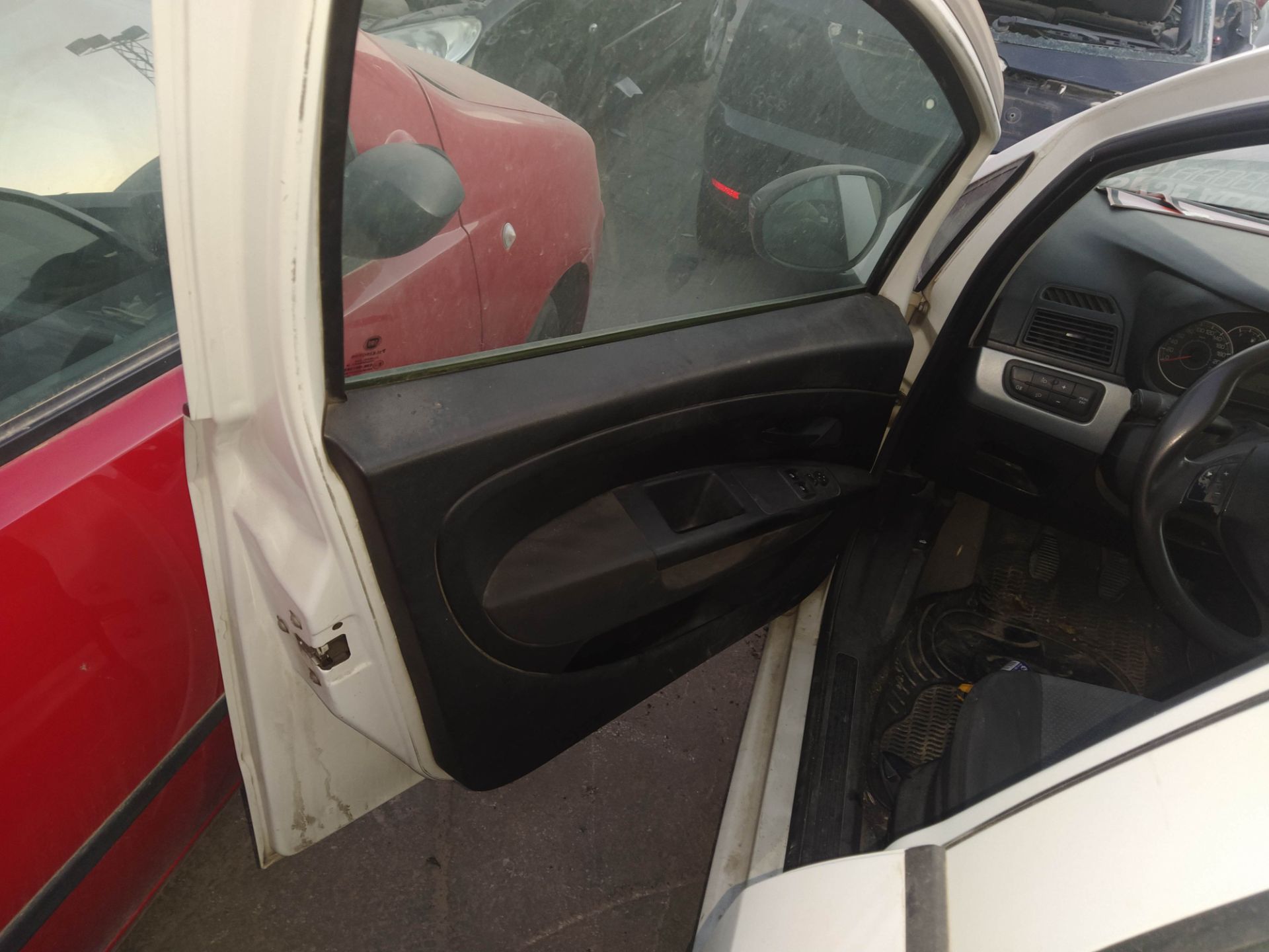 FIAT Punto 3 generation (2005-2020) Priekinių kairių durų stiklo pakelėjas 25764703