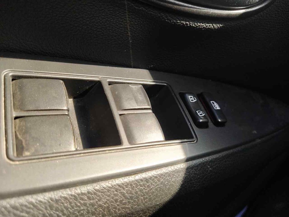 TOYOTA Avensis T27 Priekinių kairių durų langų pakėlimo mygtukai 24961523