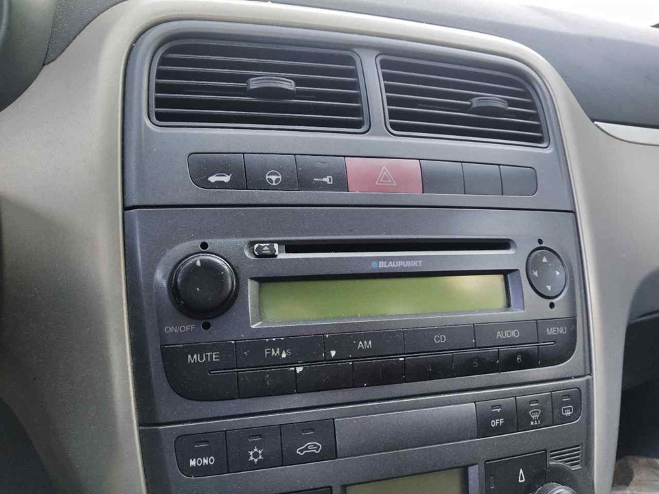 FIAT Punto 3 generation (2005-2020) Musiikkisoitin ilman GPS:ää 25337358