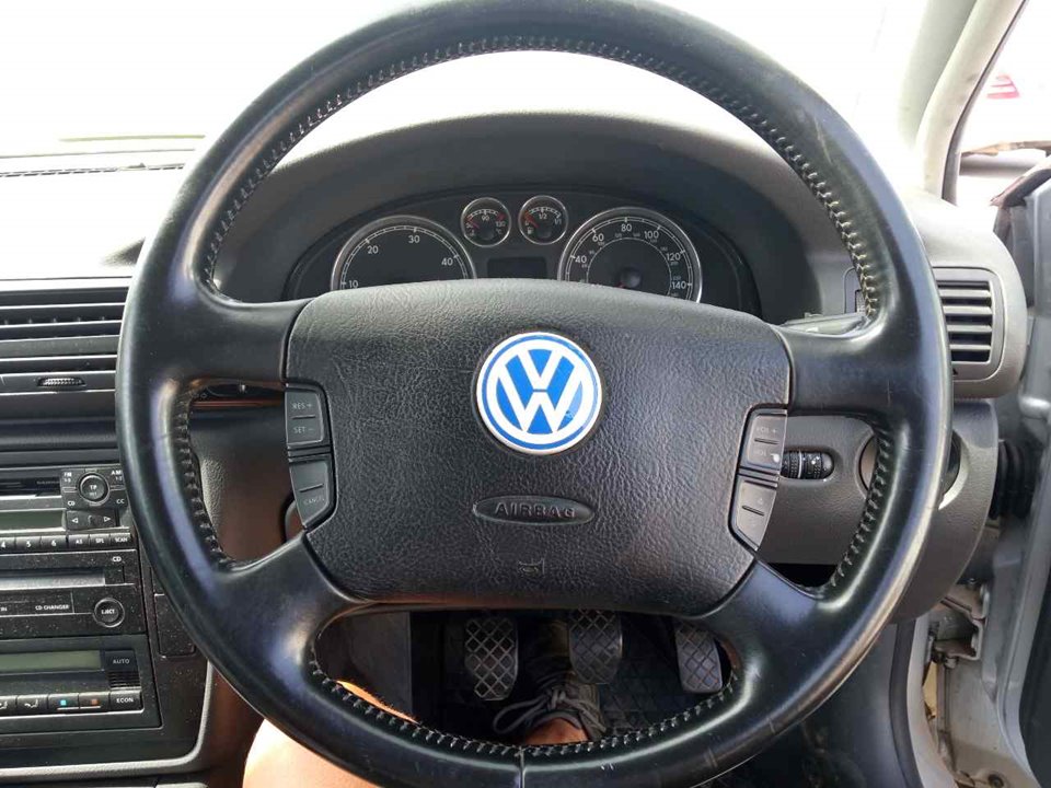 VOLKSWAGEN Passat Variant 1 generation (2010-2024) Steering Wheel 25415168