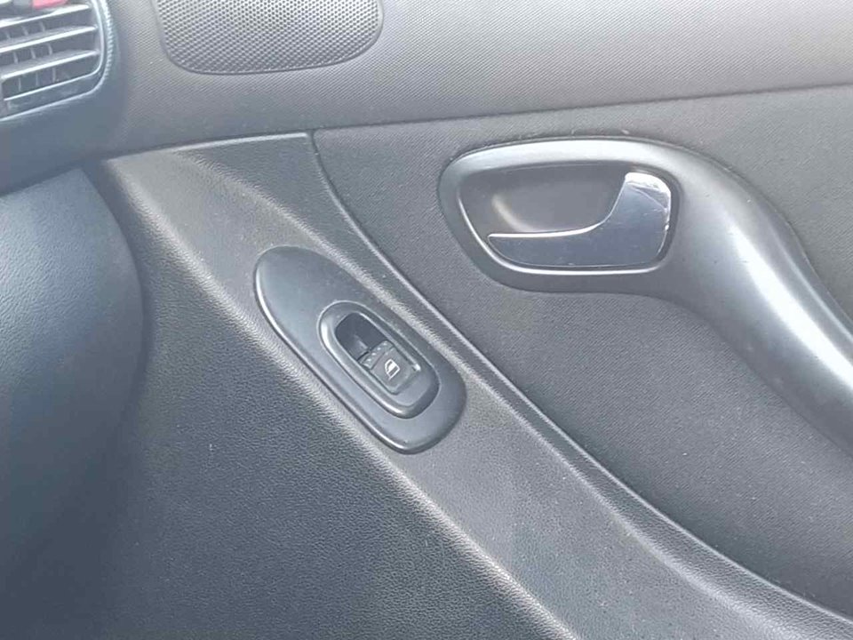 SEAT Leon 1 generation (1999-2005) Priekinių dešinių durų langų pakėlimo mygtukai 25359446
