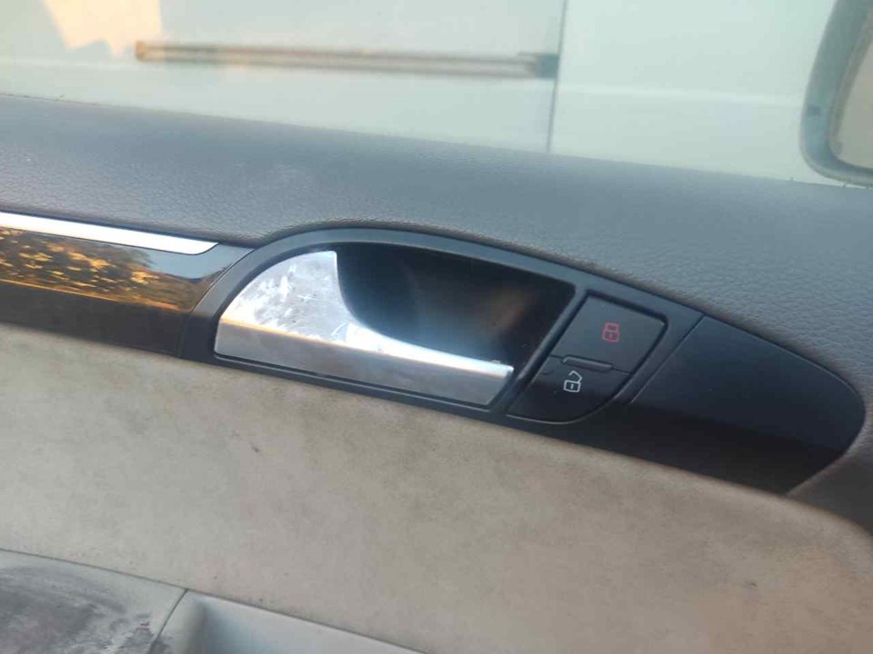 AUDI Q7 4L (2005-2015) Cadre de poignée intérieure de porte avant gauche 25437896