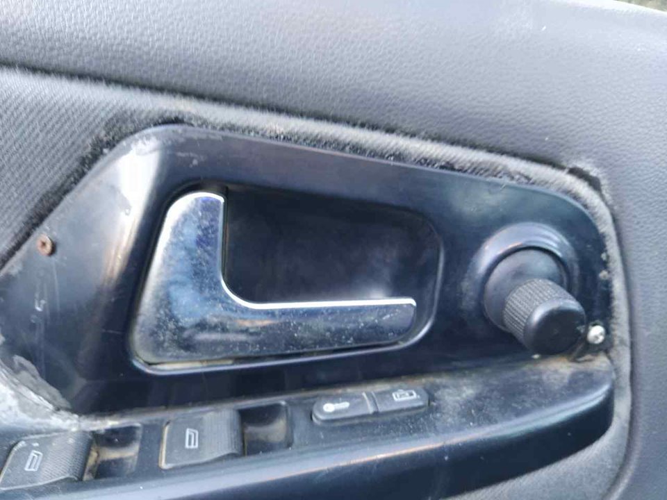 SEAT Cordoba 1 generation (1993-2003) Кронштейн ручки передней левой двери 25375772