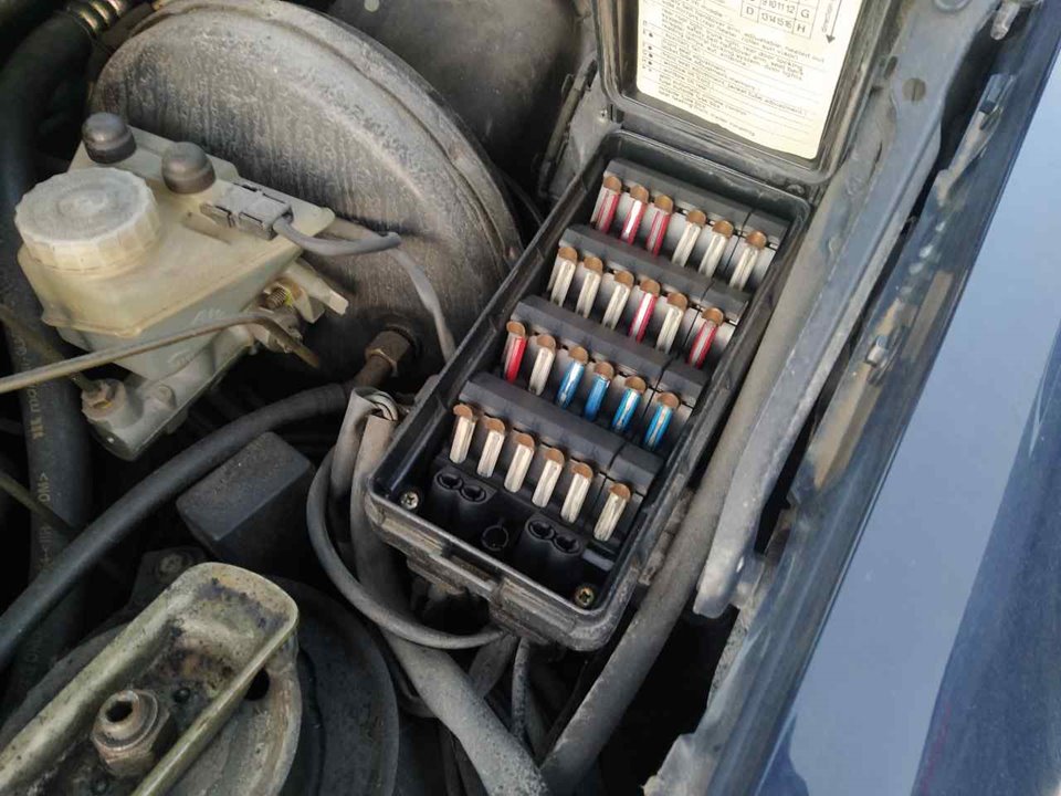 MERCEDES-BENZ E-Class W124 (1984-1997) Fuse Box 25782647