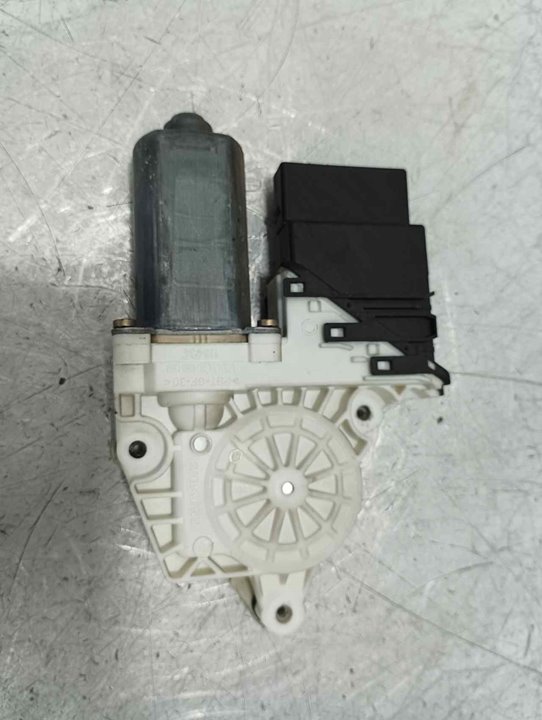 VOLKSWAGEN Golf 4 generation (1997-2006) Rear Right Door Window Control Motor 9776101438203 24941318