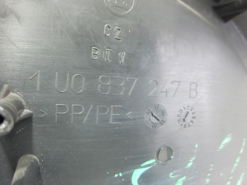 SKODA Octavia 2 generation (2004-2013) Кронштейн ручки передней левой двери 1U0837247B 24908565