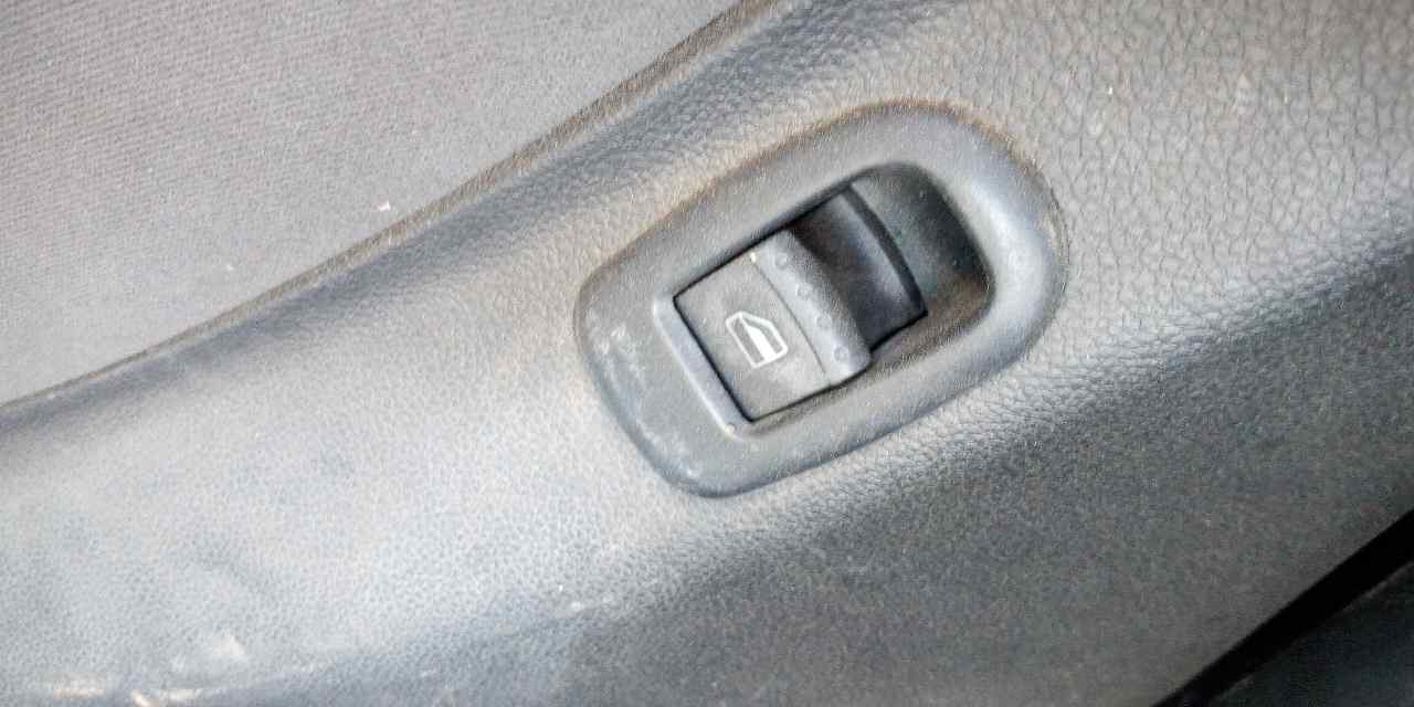 SEAT Toledo 2 generation (1999-2006) Кнопка стеклоподъемника задней правой двери 25440455