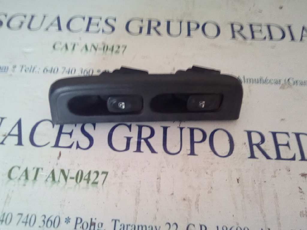 RENAULT Clio 2 generation (1998-2013) Front Left Door Window Switch 430000K 21273792