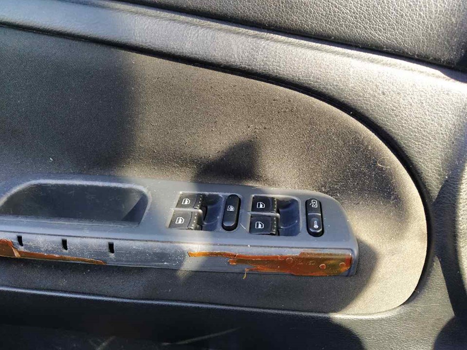 VOLKSWAGEN Passat B5 (1996-2005) Commutateur de fenêtre de porte avant gauche 24964901