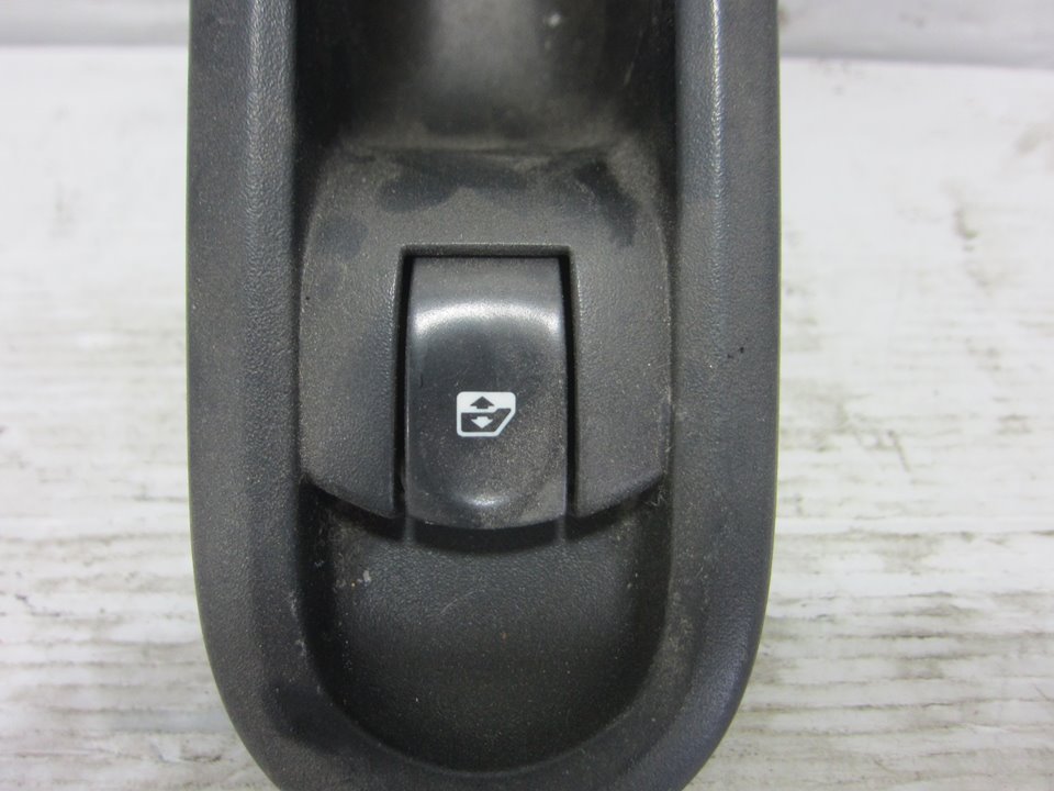 CHEVROLET Clio 3 generation (2005-2012) Priekinių dešinių durų langų pakėlimo mygtukai 8200356517 25418398