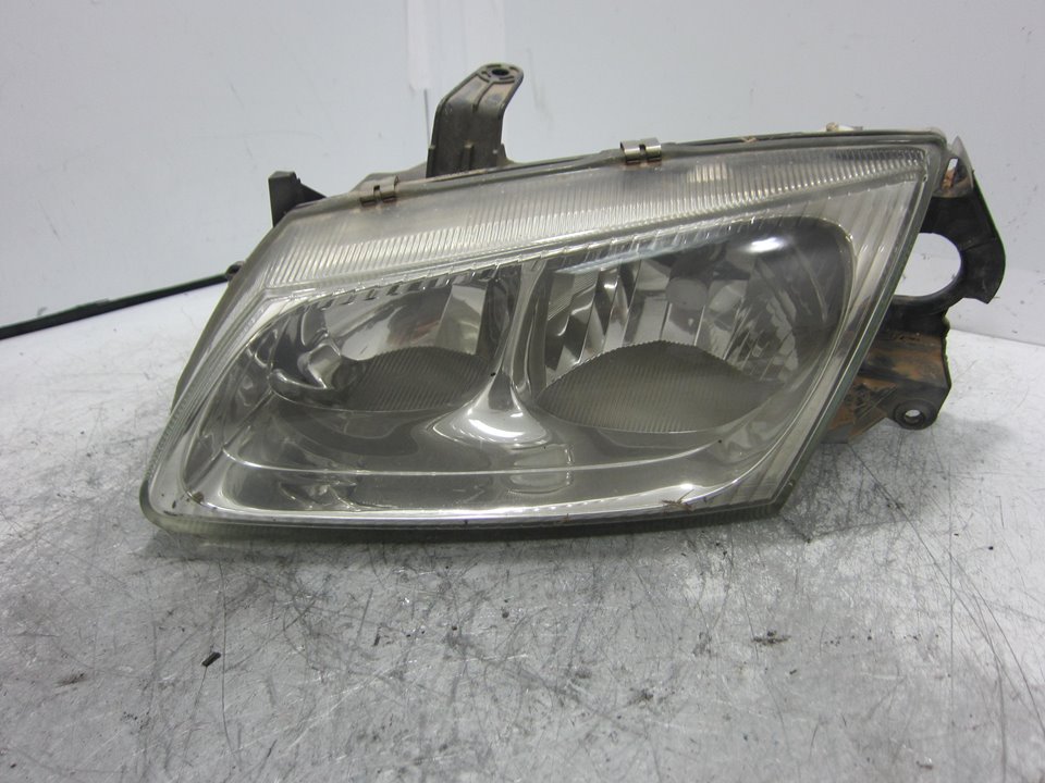 NISSAN Almera N16 (2000-2006) Fram vänster strålkastare 89003331 24935819