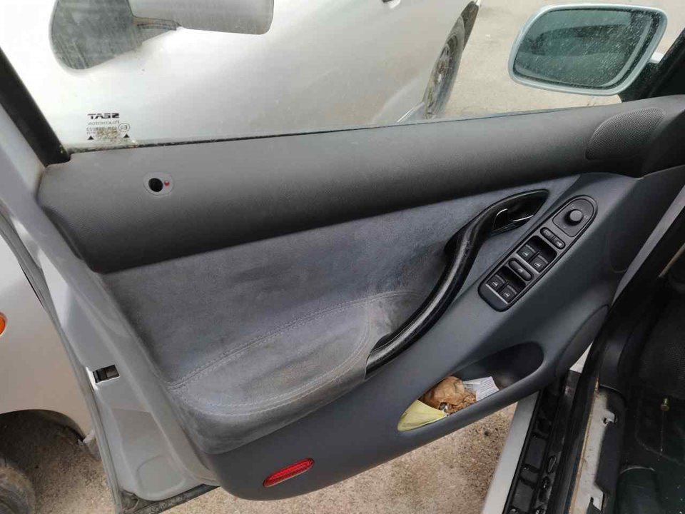 SEAT Toledo 2 generation (1999-2006) Front Left Door Window Regulator 25334769