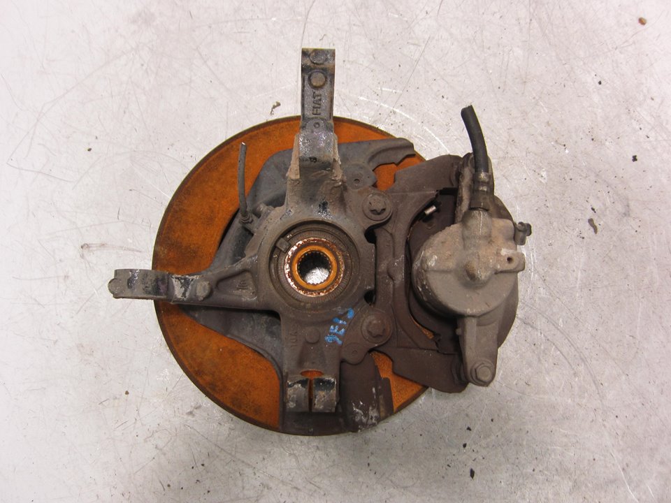 FIAT 500L 1 generation (2012-2024) Front Left Wheel Hub 51910432 24939736